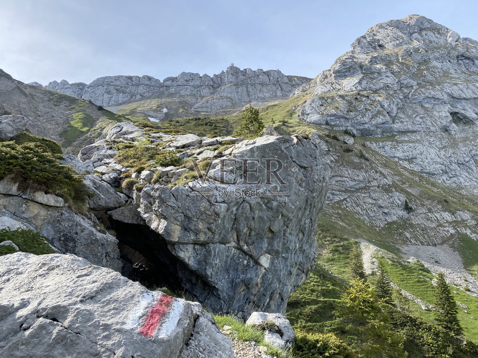 在皮拉图斯山脉的山峰和斜坡上的登山路标和标记，在Emmental阿尔卑斯山，Alpnach - Obwalden州，瑞士(Kanton Obwalden)照片摄影图片