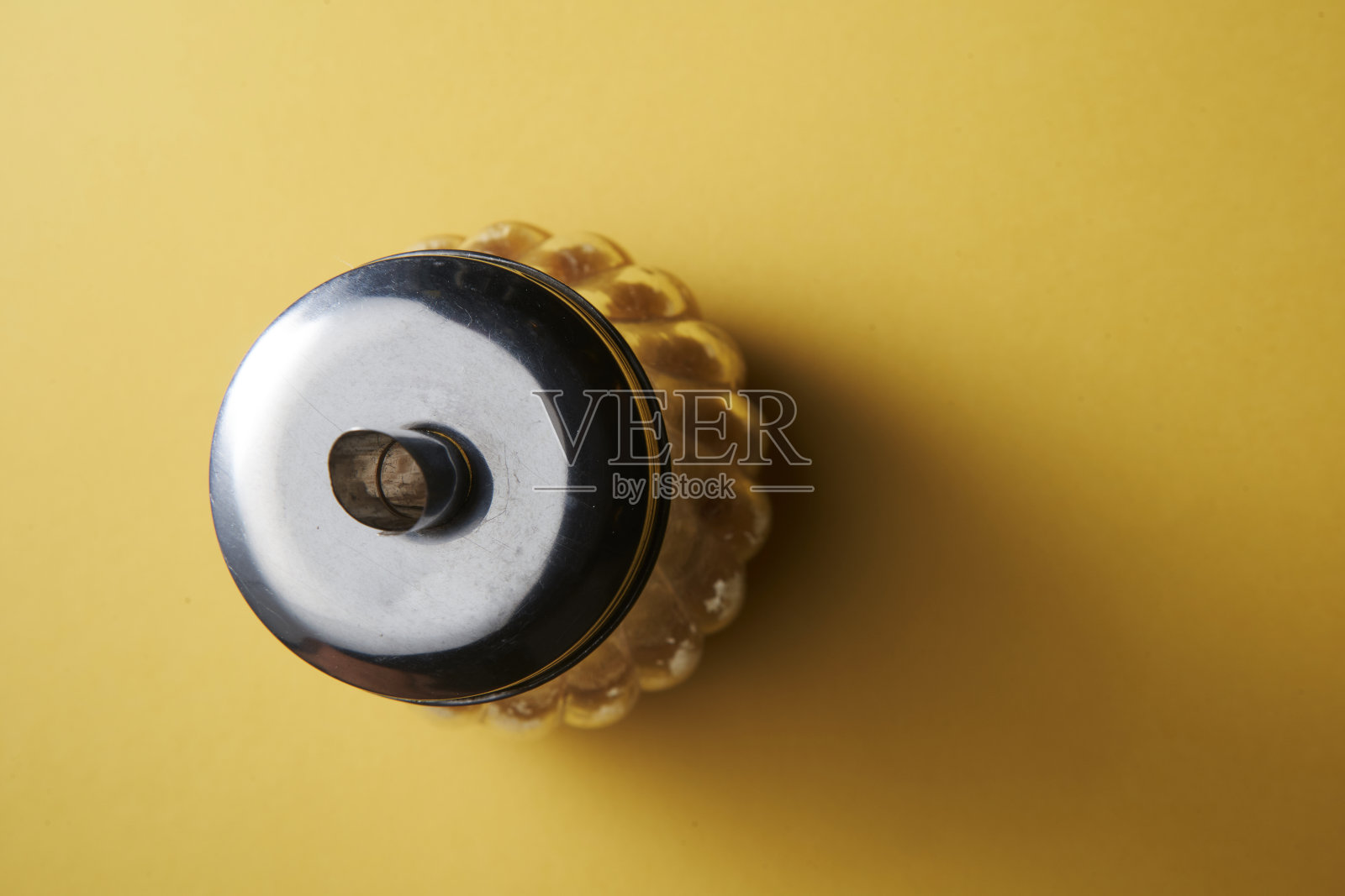 用于在黄色背景下烹饪的搅拌器。有选择性的重点照片摄影图片