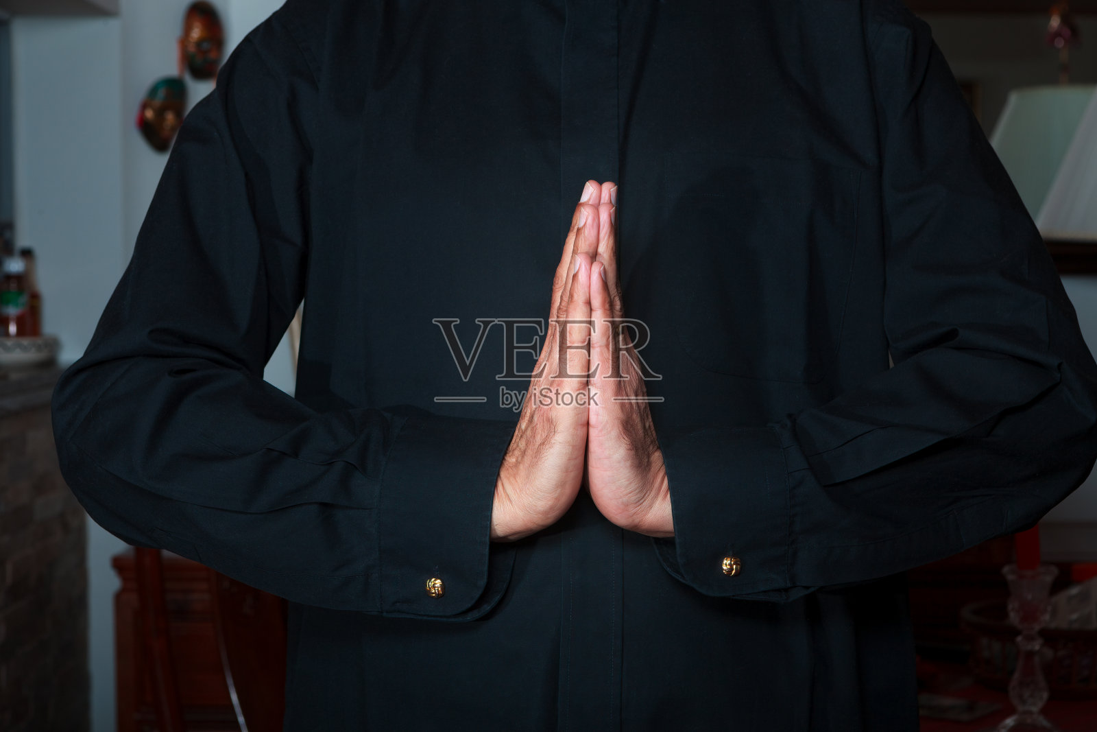 一对印度男性的手在印度传统问候合十礼与一个73岁的亚洲印度男性的手合在一起的特写照片摄影图片