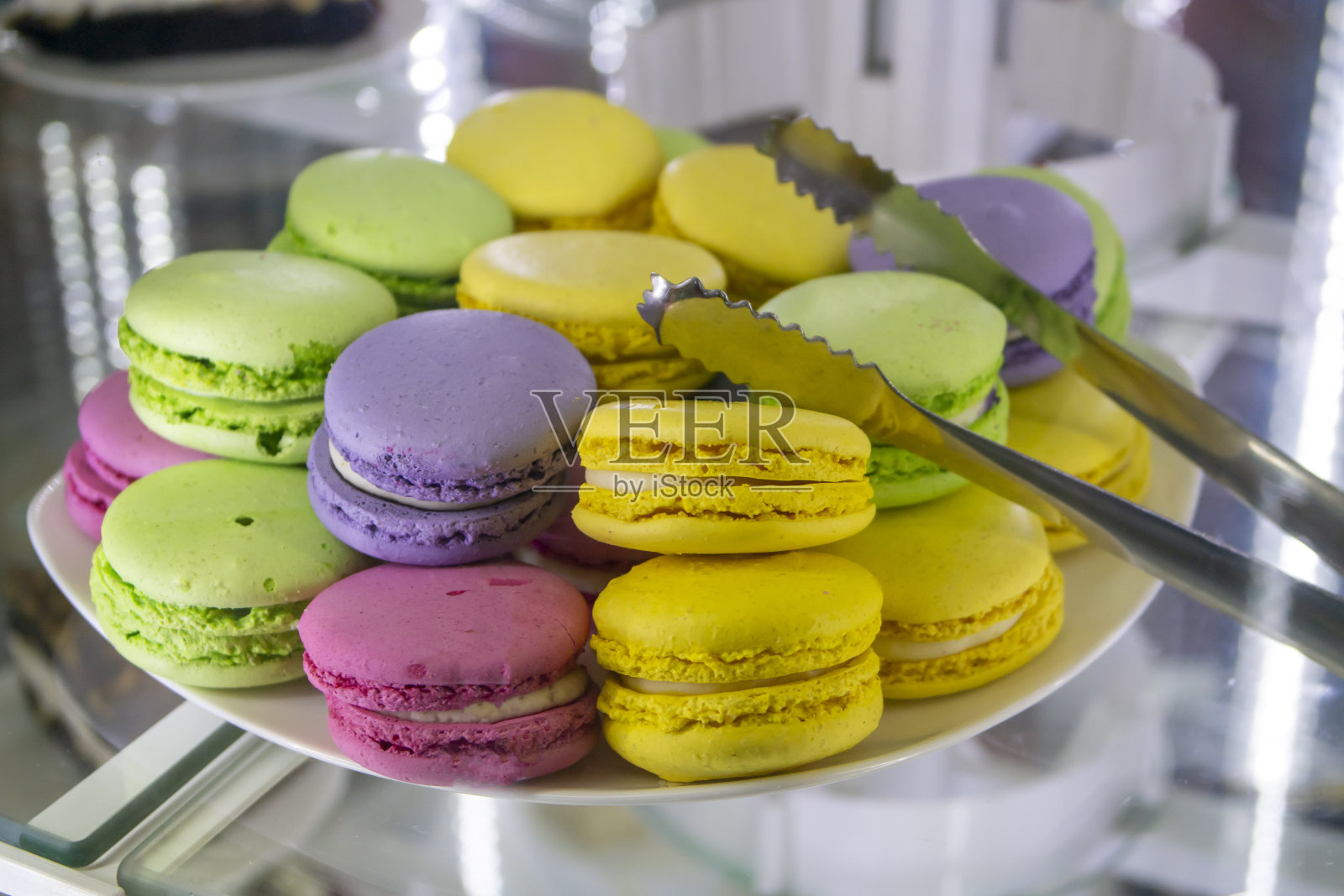 五颜六色的蛋糕通心粉整齐地叠在盘子里照片摄影图片