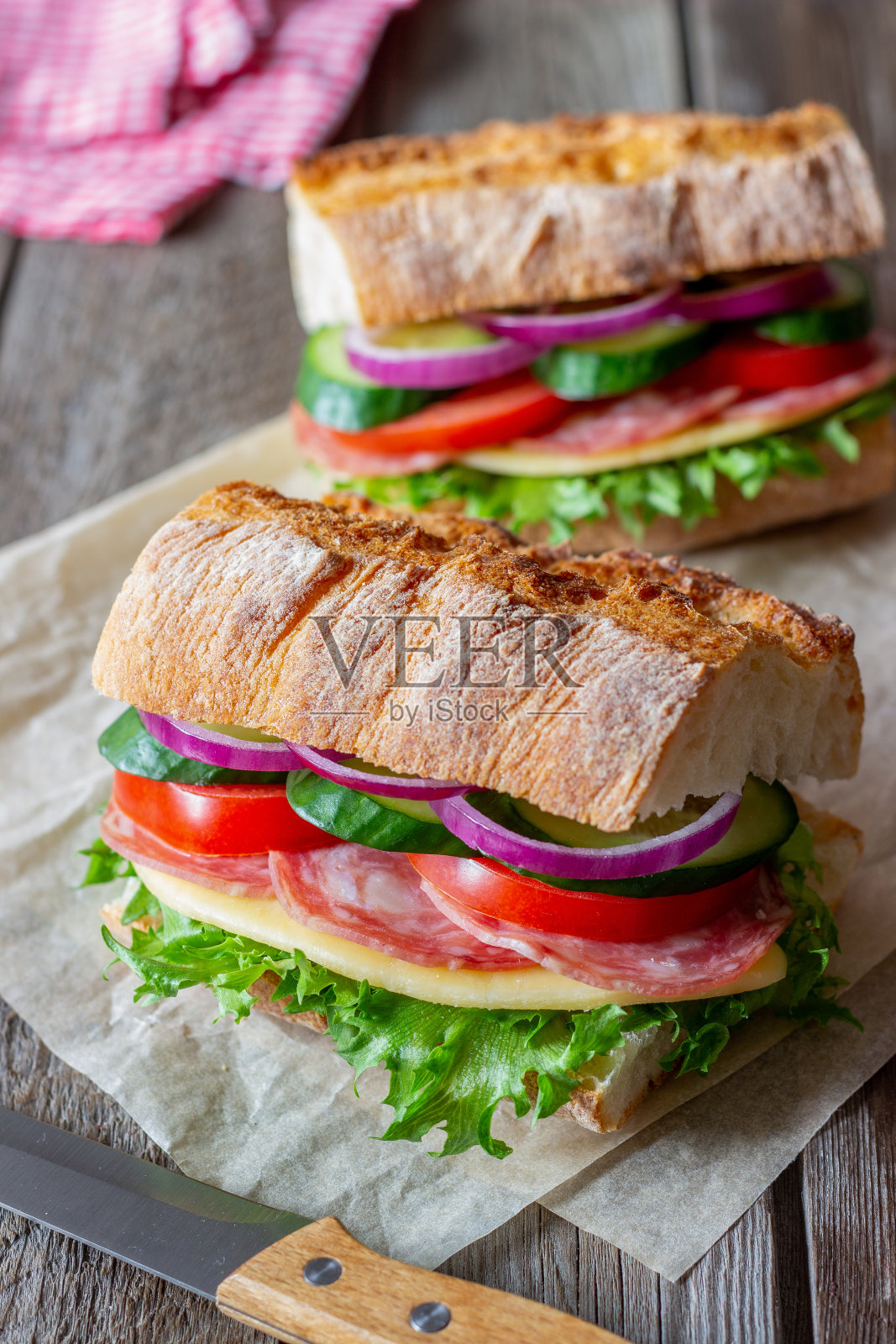 三明治配香肠，奶酪，蔬菜沙拉，西红柿，黄瓜和洋葱。快餐。早餐。健康饮食。照片摄影图片