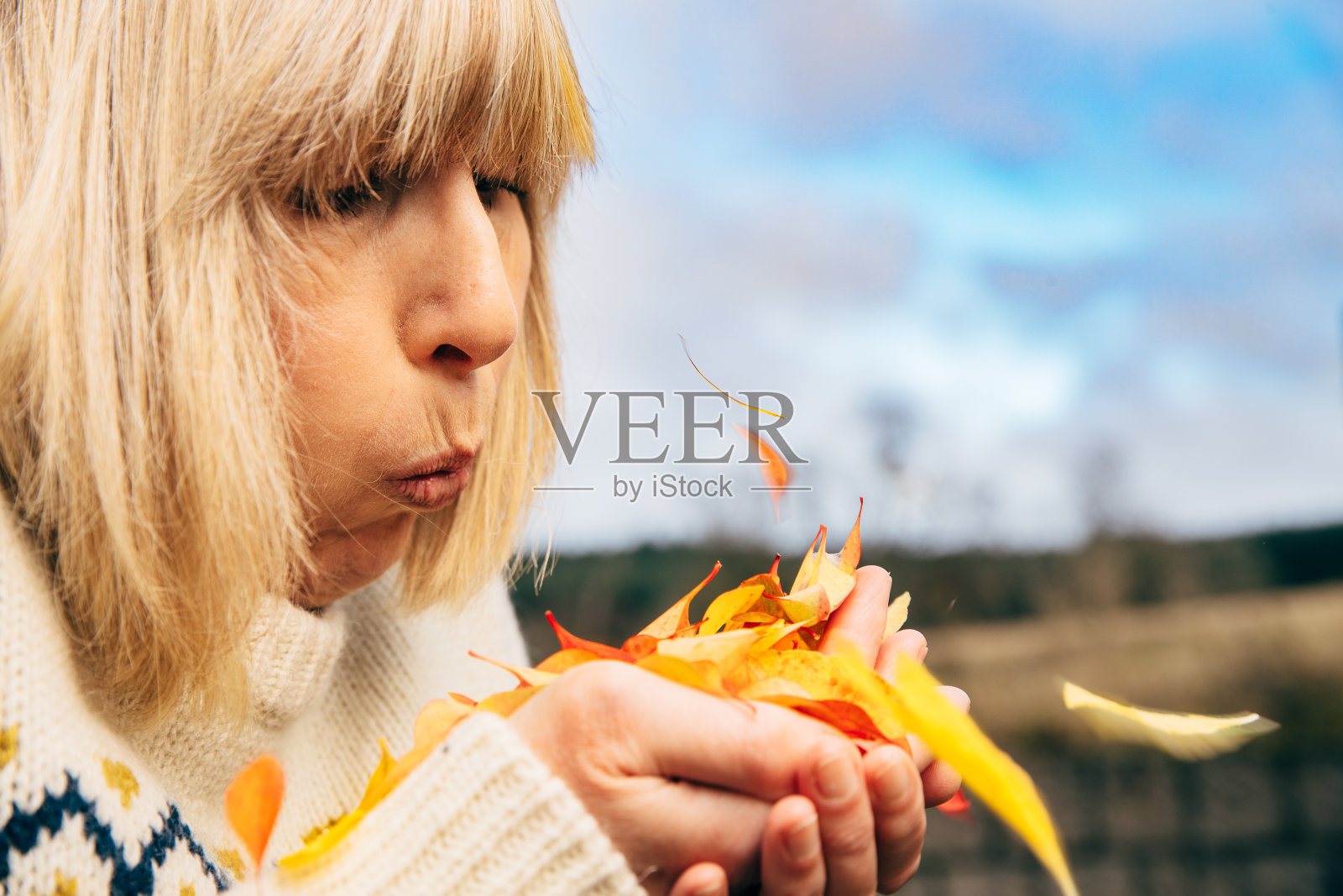 拿着几片树叶玩得很开心照片摄影图片