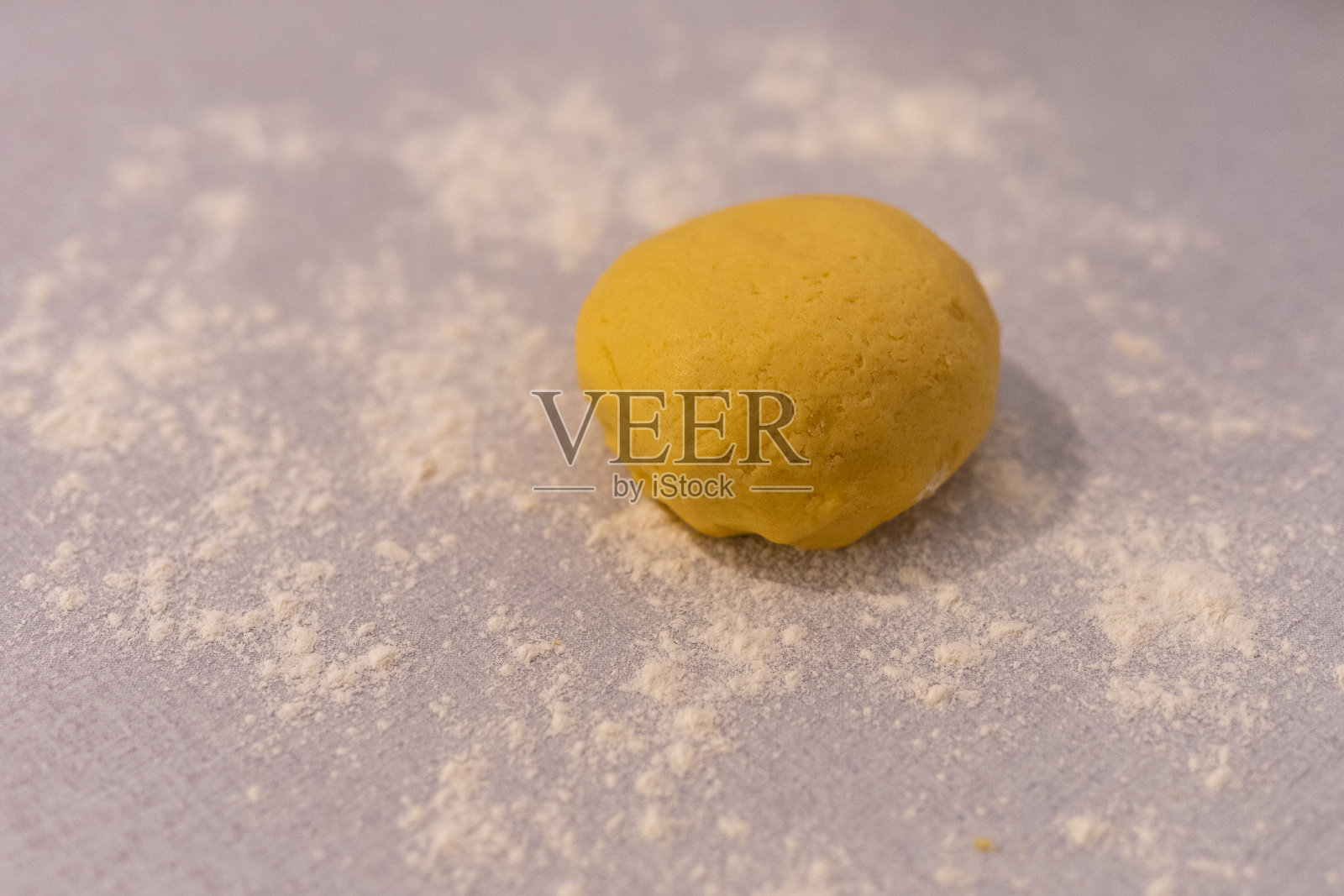 用面粉在桌上生面团照片摄影图片