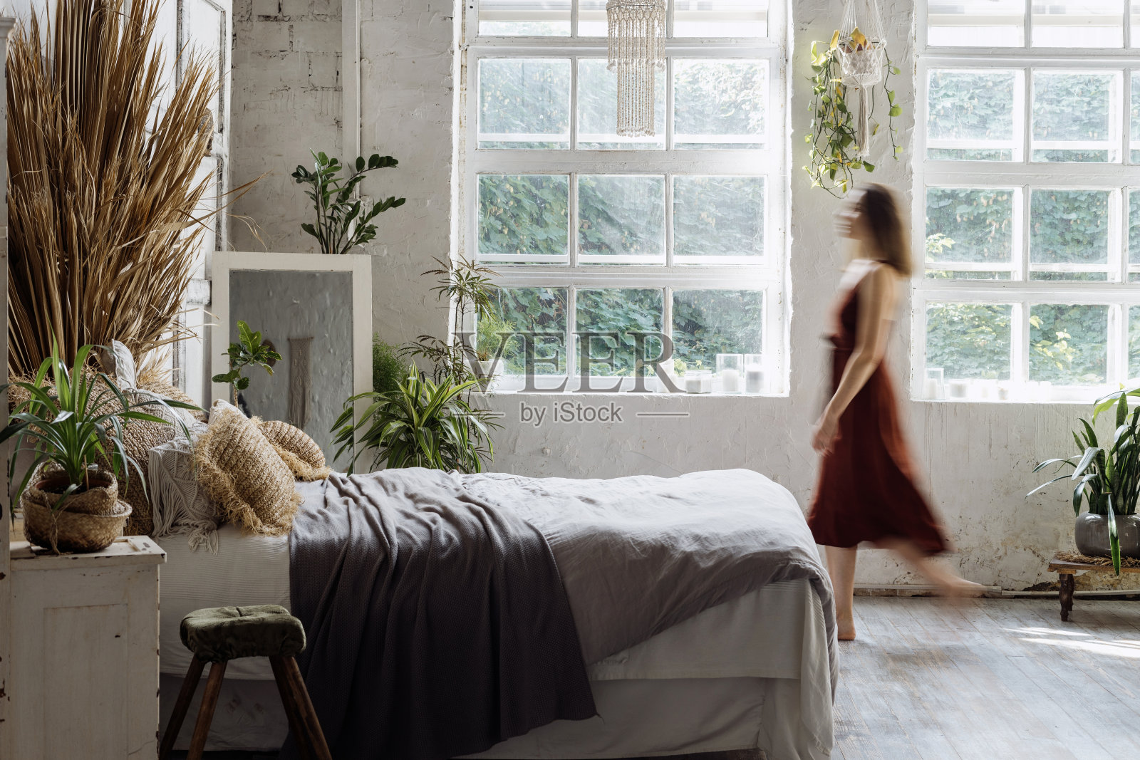 舒适舒适的房间，内饰波希米亚风格照片摄影图片