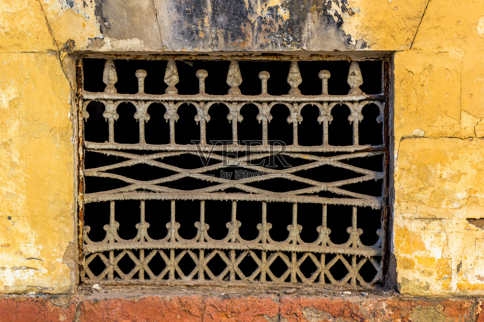 黄色的墙壁和窗户网格照片摄影图片