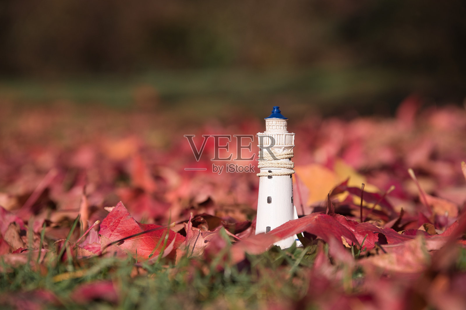 红色日落中的灯塔照片摄影图片