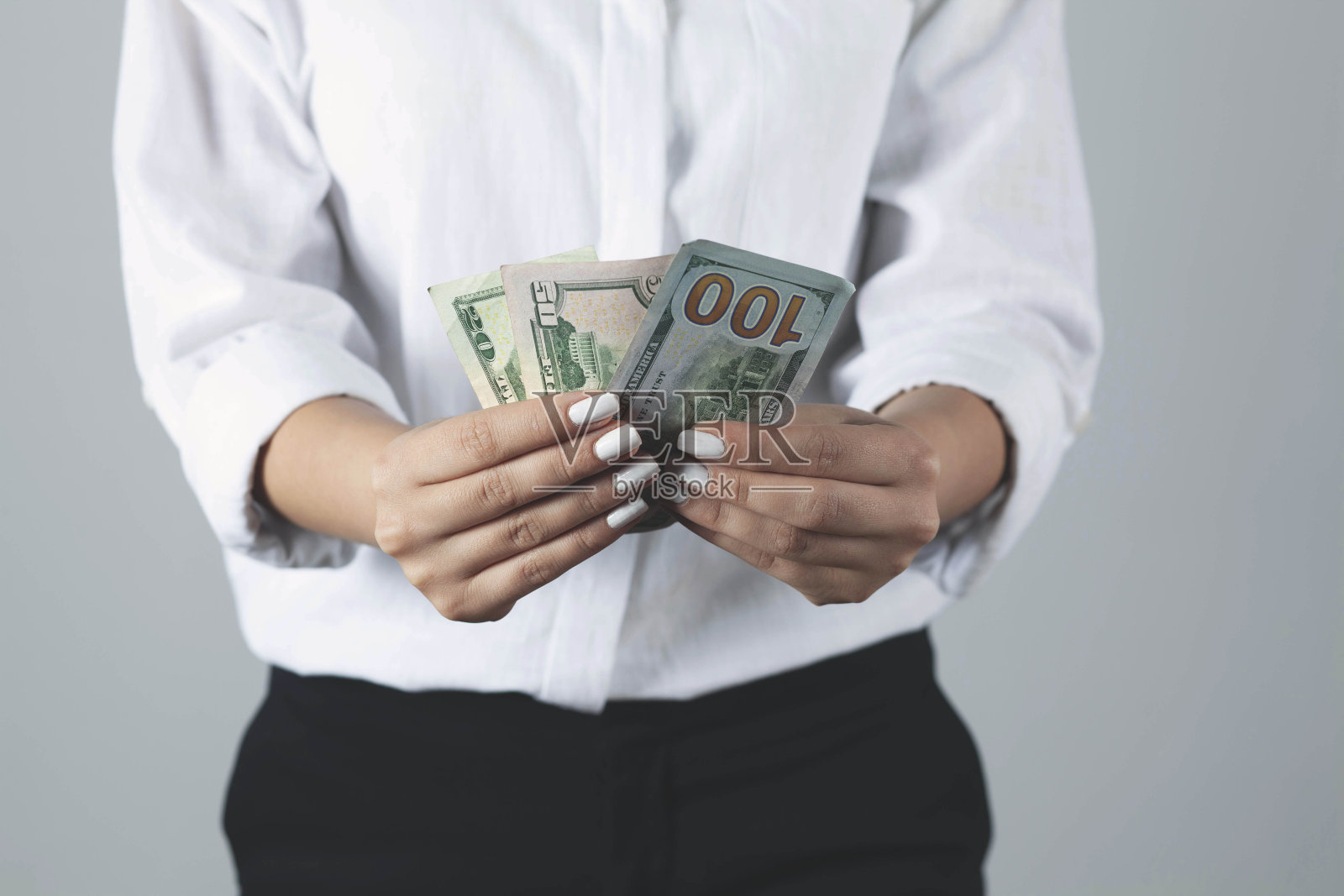 一个女人手里拿着钱照片摄影图片