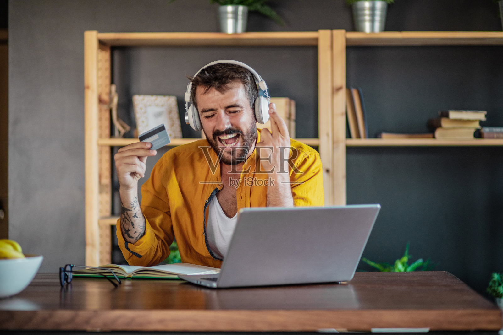 兴奋的年轻人从家里购物照片摄影图片
