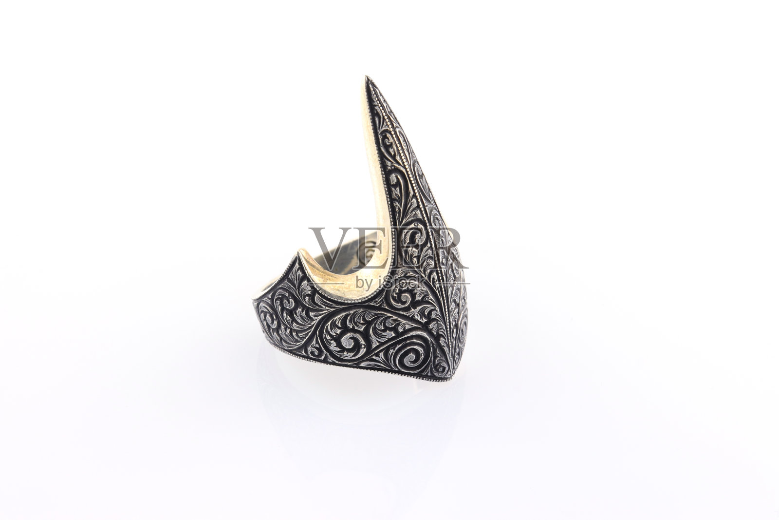 石绣银戒指的男人在一个白色的背景照片摄影图片