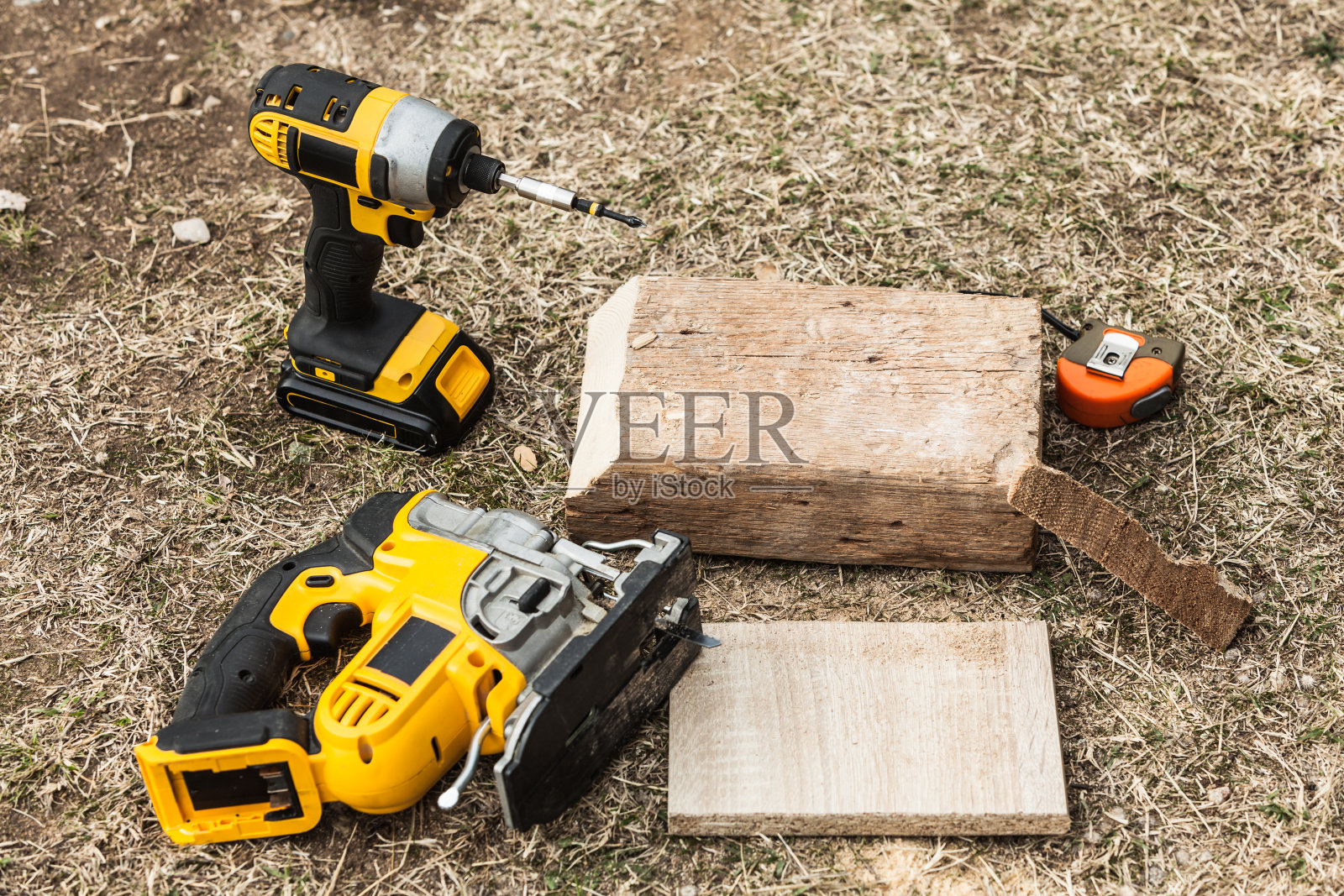 钻具紧挨着一块木头照片摄影图片