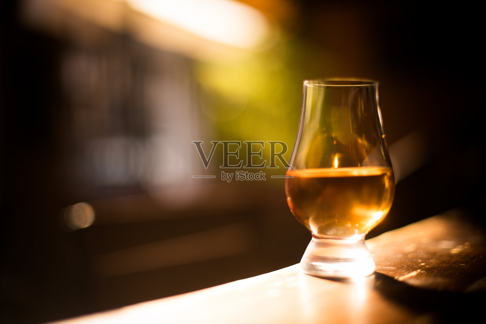 特写镜头是一个格兰凯恩威士忌酒杯照片摄影图片