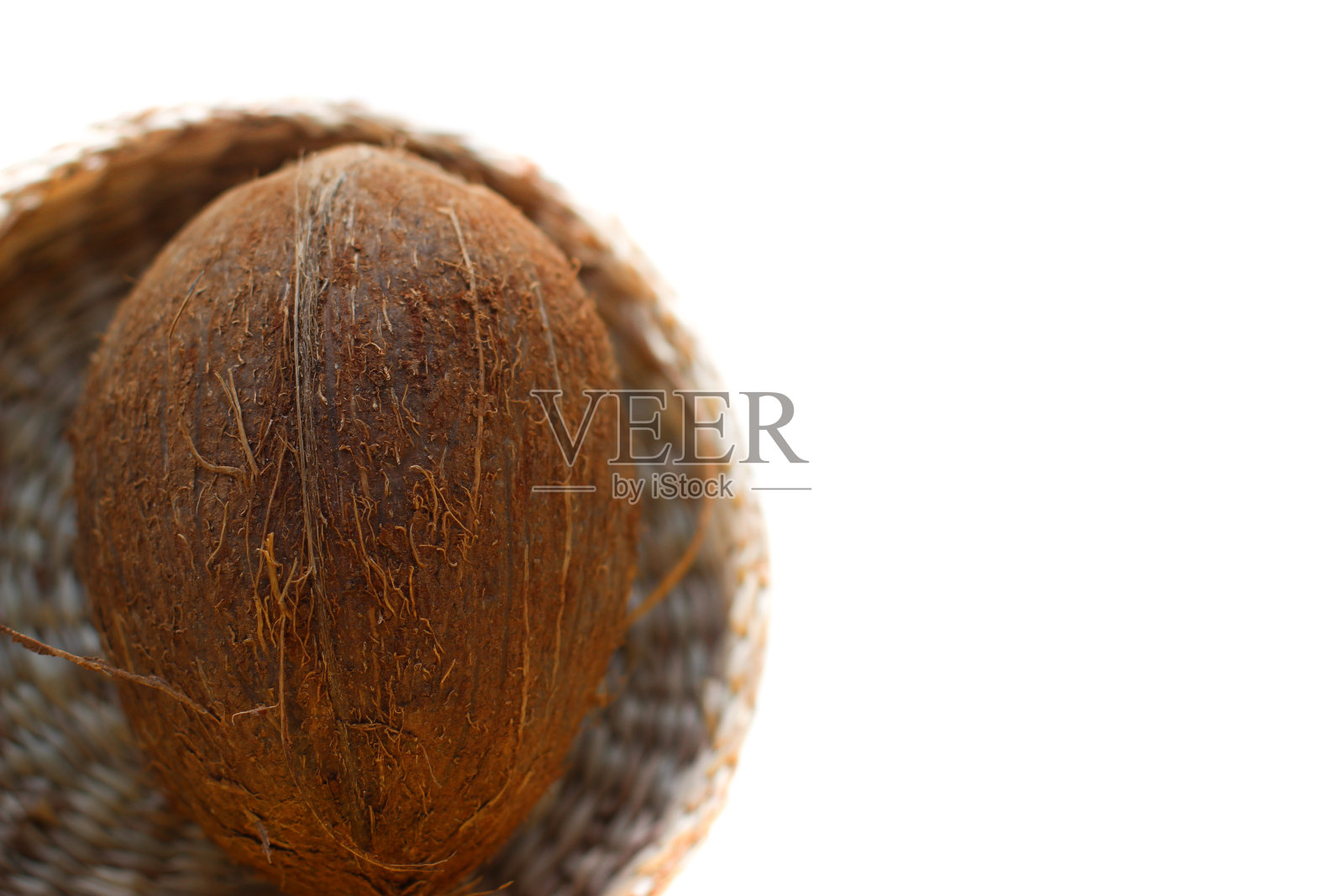 一个椰子在柳条板选择焦点。孤立的图像在一个白色背景与复制空间。照片摄影图片