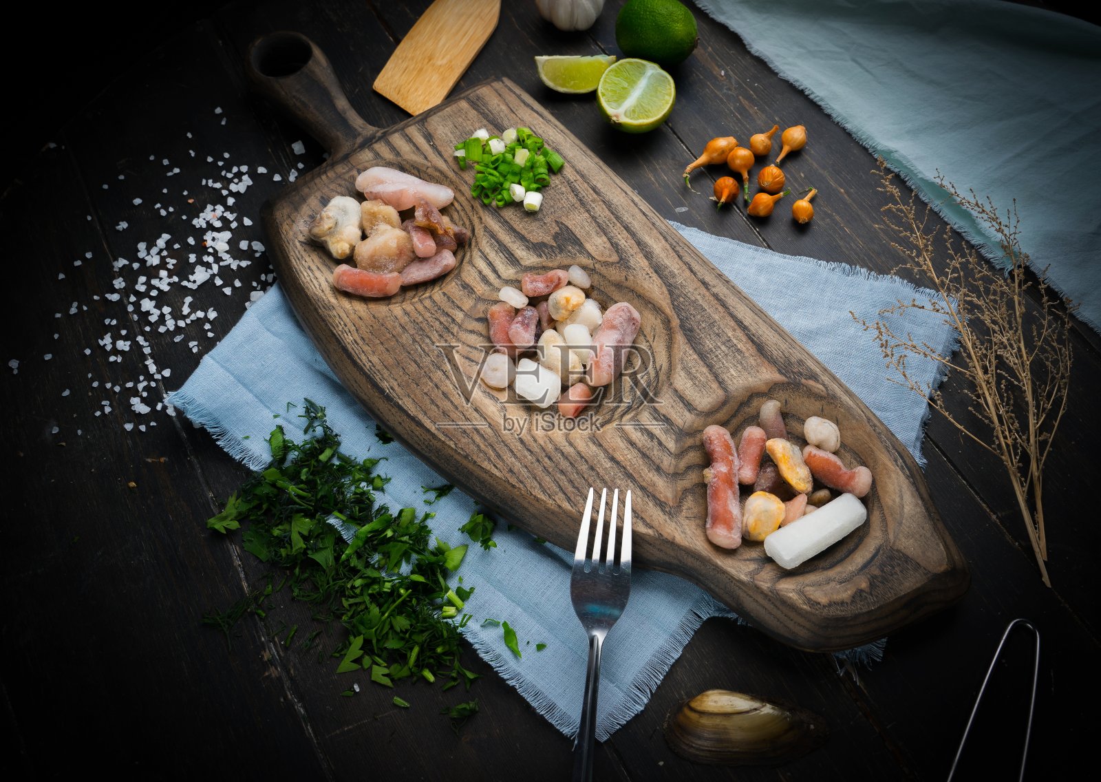 生海鲜混合。食品的概念。冷冻海鲜鸡尾酒在木板上。照片摄影图片