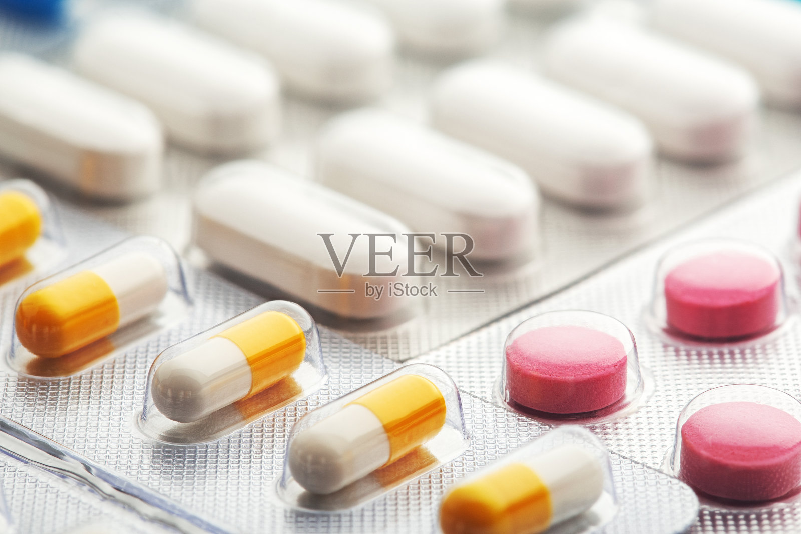 塑料盒里的药片。医药行业。照片摄影图片