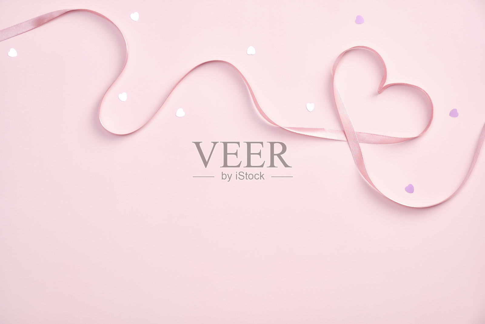 情人节快乐。粉色背景上的心形丝带和五彩纸屑。平躺，俯视图。情人节贺卡。照片摄影图片