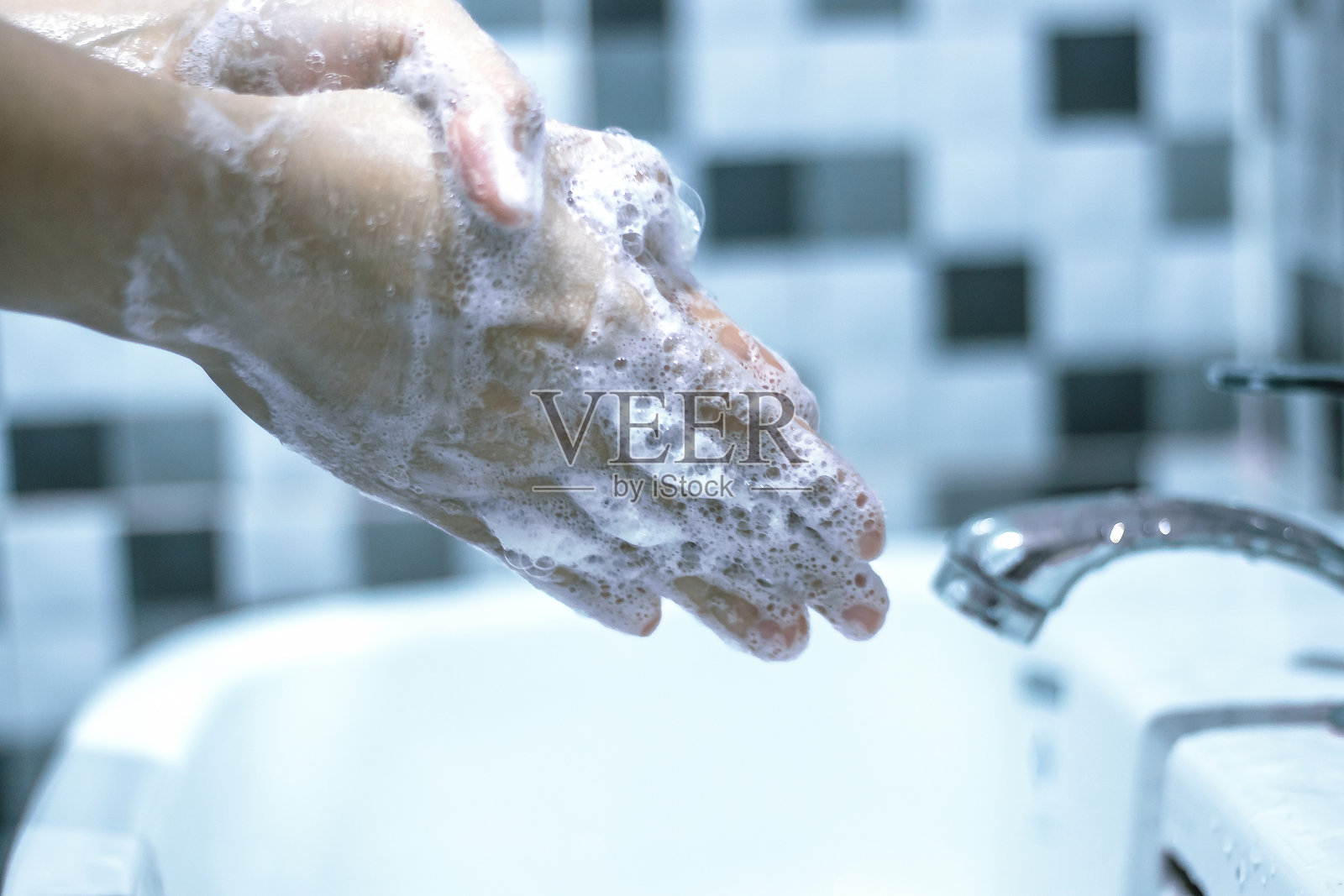 用肥皂洗手照片摄影图片