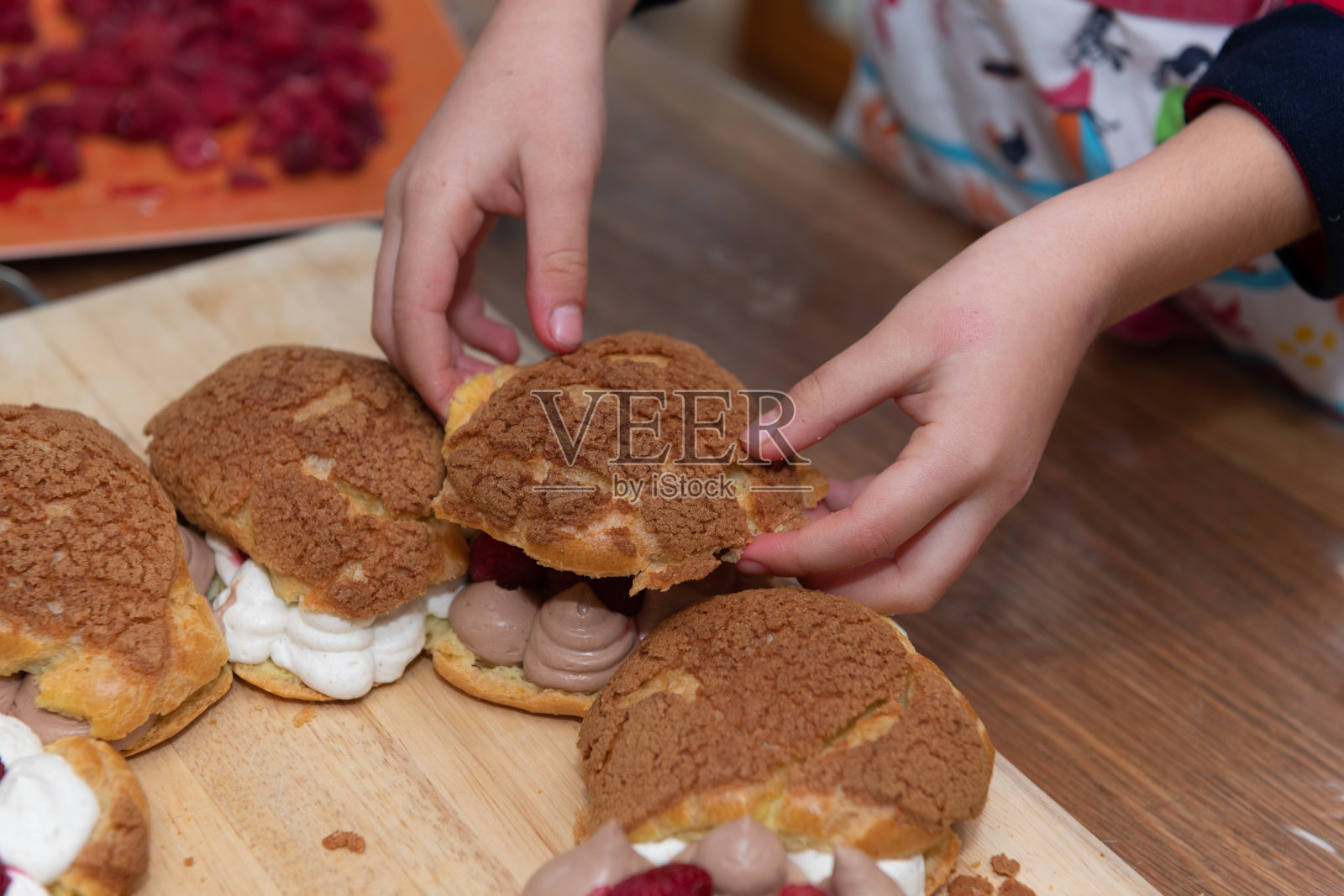 孩子们在度假时烤面包照片摄影图片