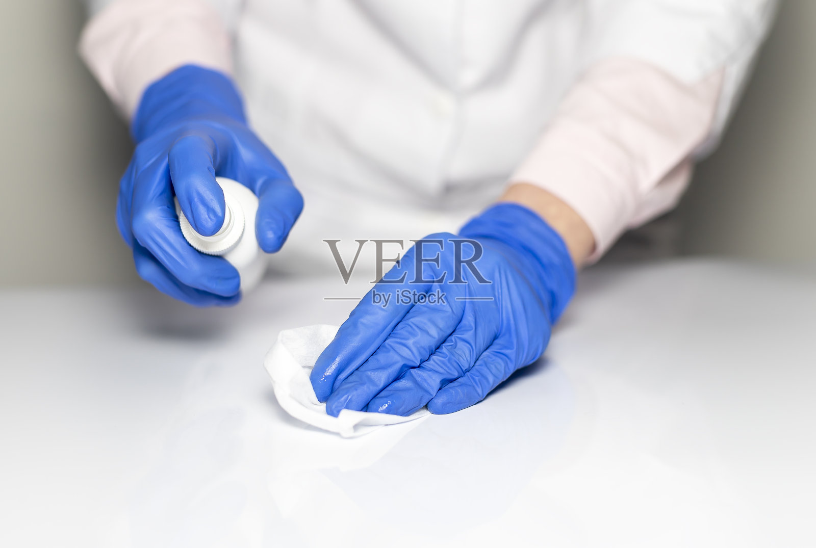 用消毒剂喷洒清洁台面，用超细纤维封闭，预防冠状病毒感染照片摄影图片