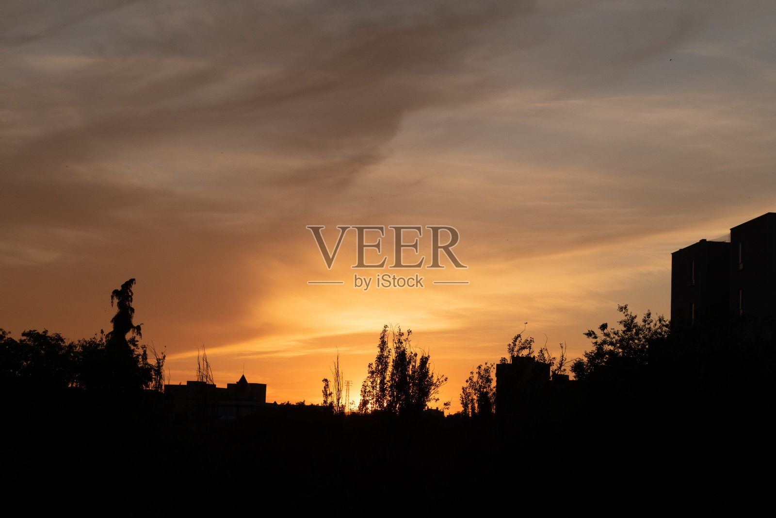 马德里的日出商业大厦剪影照片摄影图片