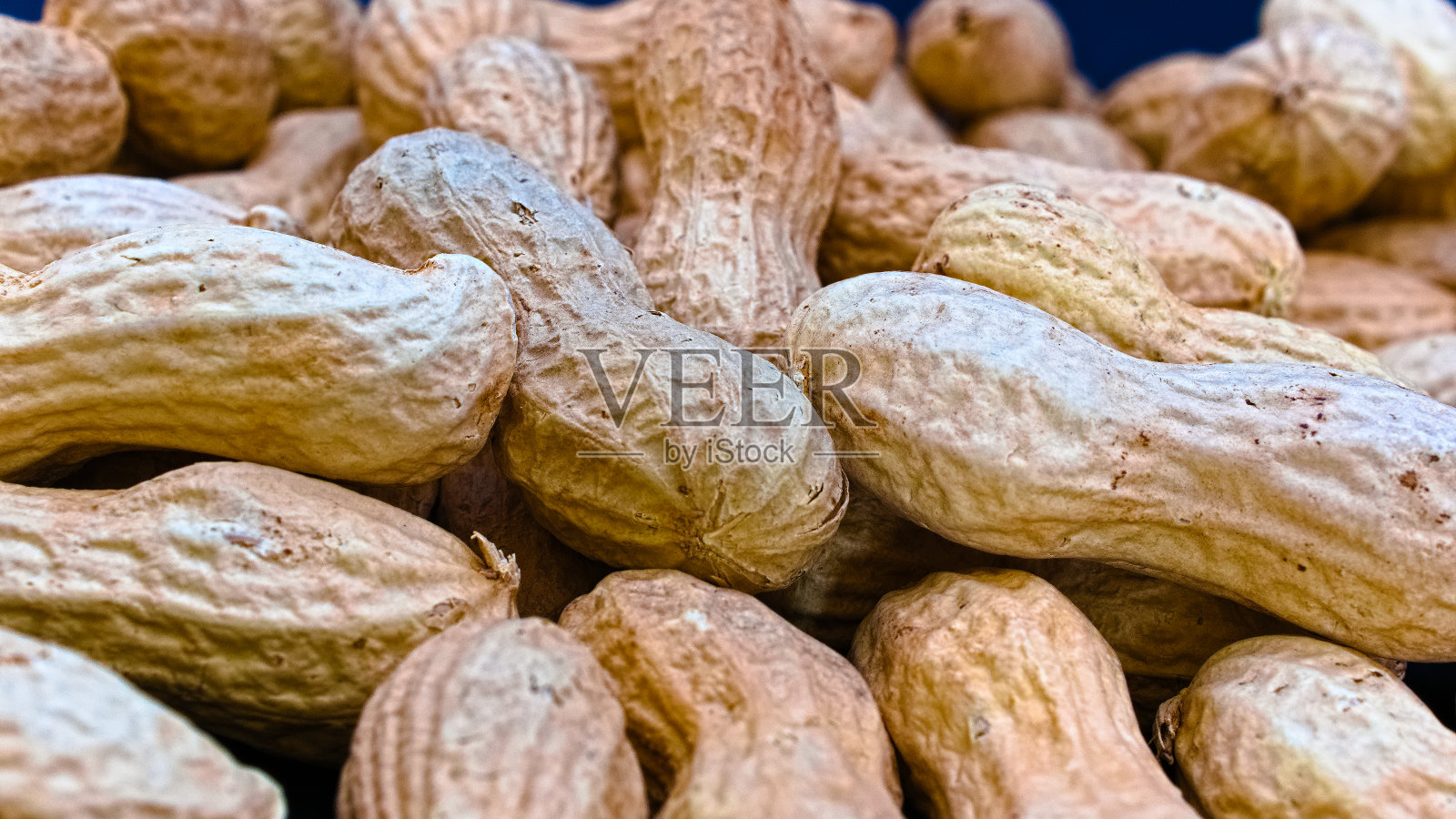 特写一堆花生(花生)。花生是一种豆科植物，属于豆科植物照片摄影图片