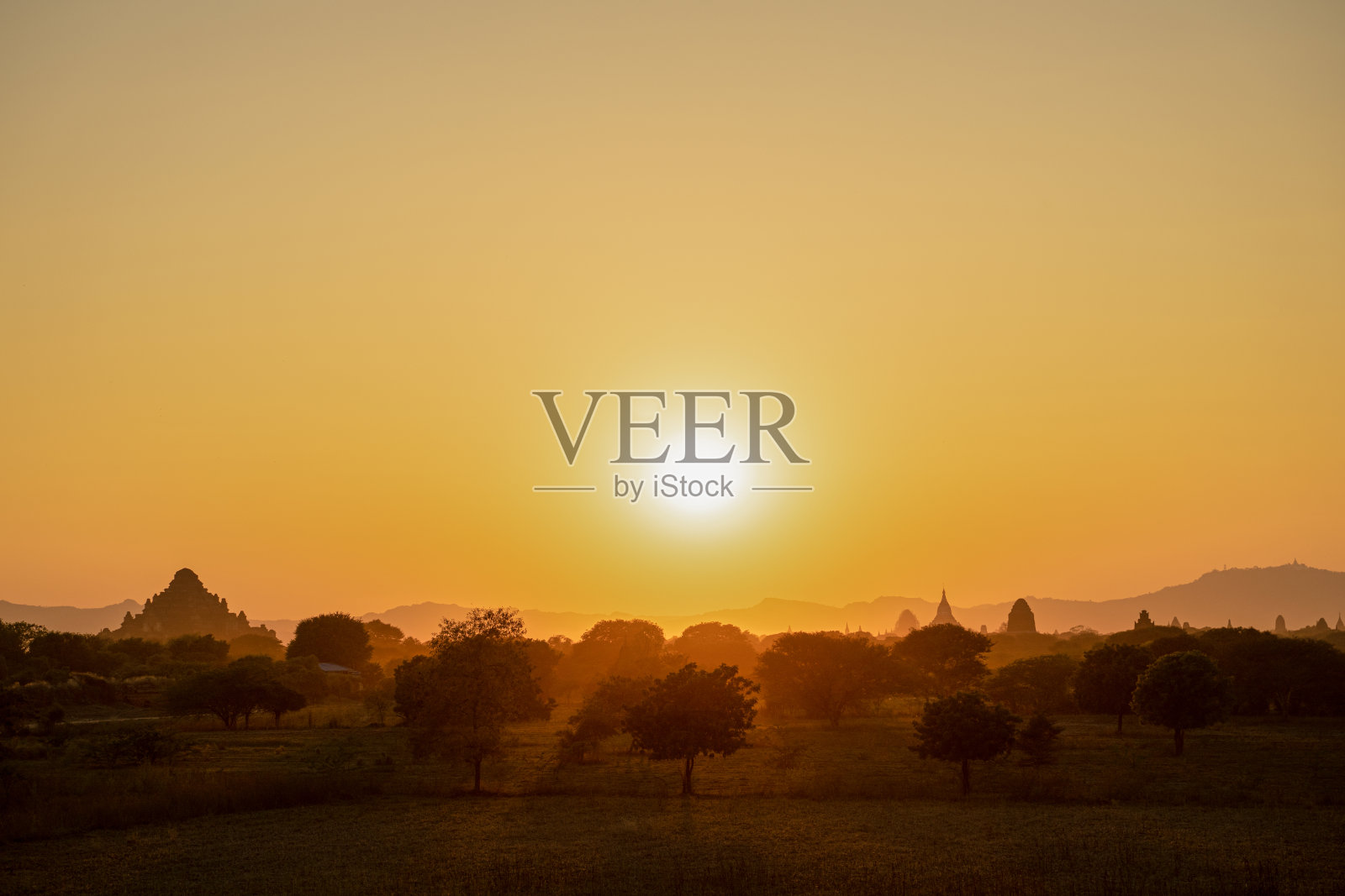 在曼德勒地区的蒲甘寺庙考古区，古老的田野宝塔的戏剧性日出视图照片摄影图片