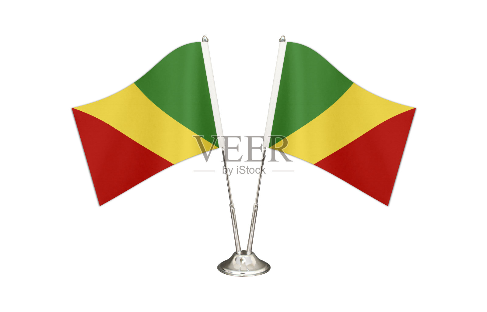 刚果共和国桌旗孤立在白地上。两根插有国旗和刚果国旗的旗杆放在桌子上。照片摄影图片