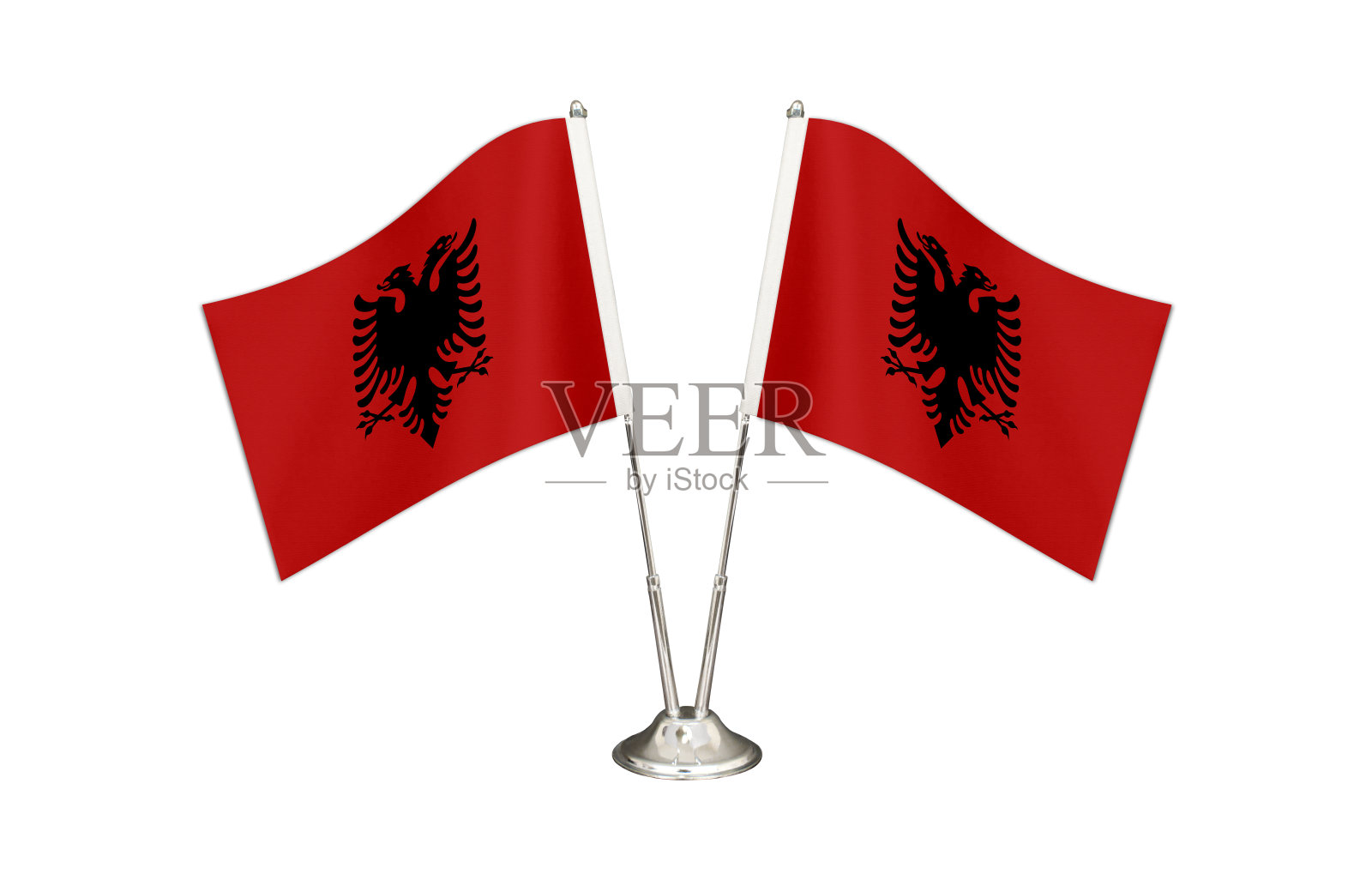 阿尔巴尼亚桌旗孤立在白地上。桌子上有两根旗杆和阿尔巴尼亚国旗。照片摄影图片