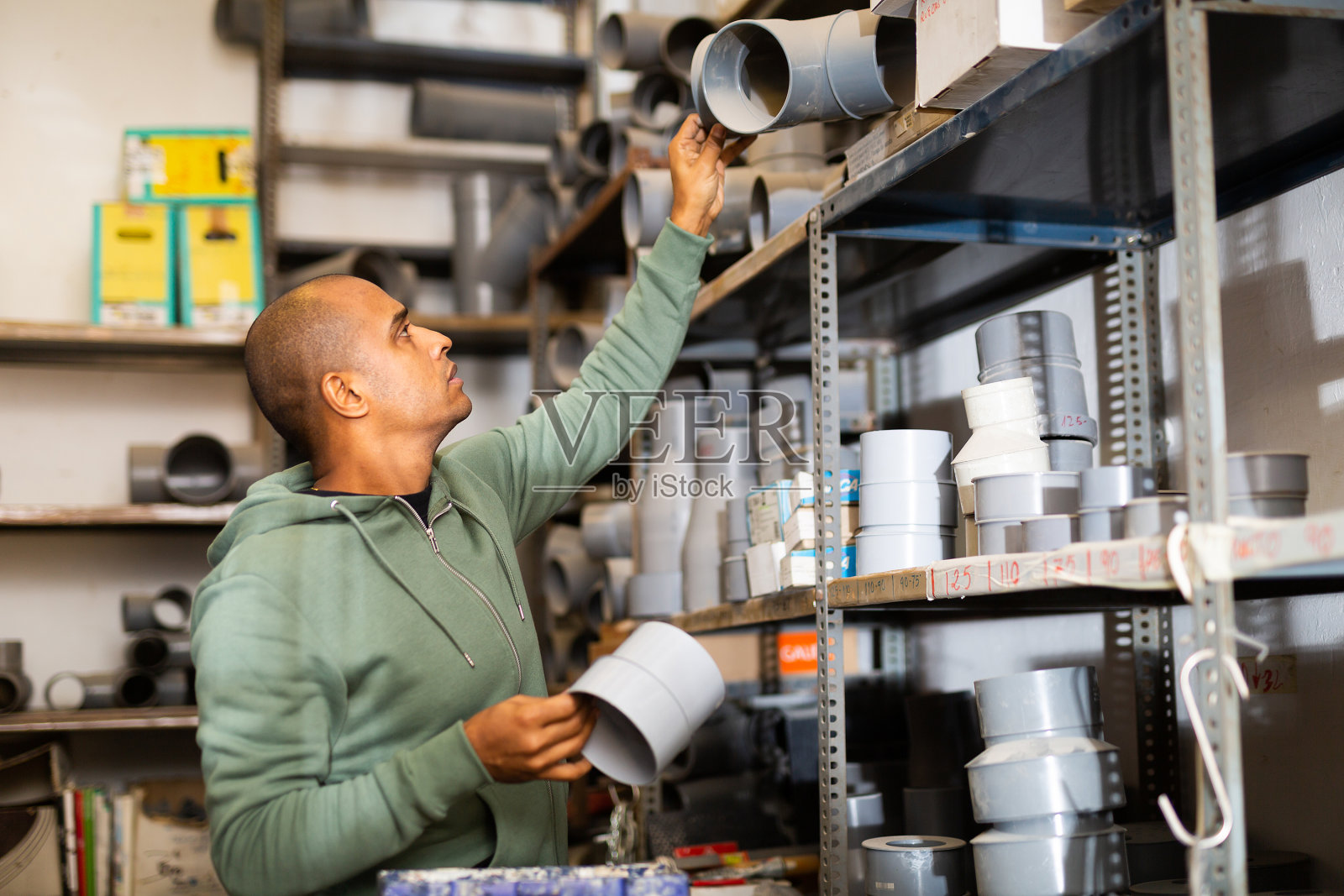 拉丁美洲人在建筑车间选择家居装修用品照片摄影图片