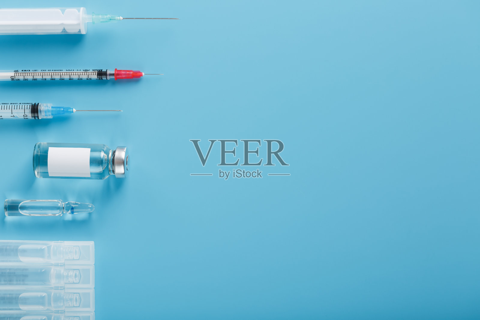 用于治疗病毒、疫苗接种和疾病的安瓿和注射器中的一套药物。照片摄影图片