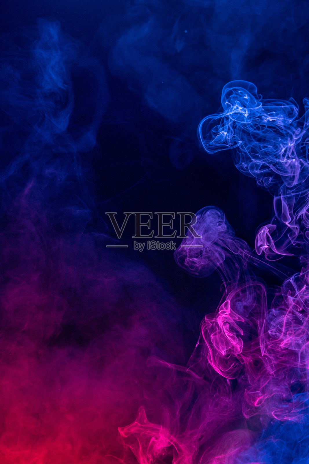 彩色的红色和蓝色烟雾的概念形象在黑色的背景。照片摄影图片