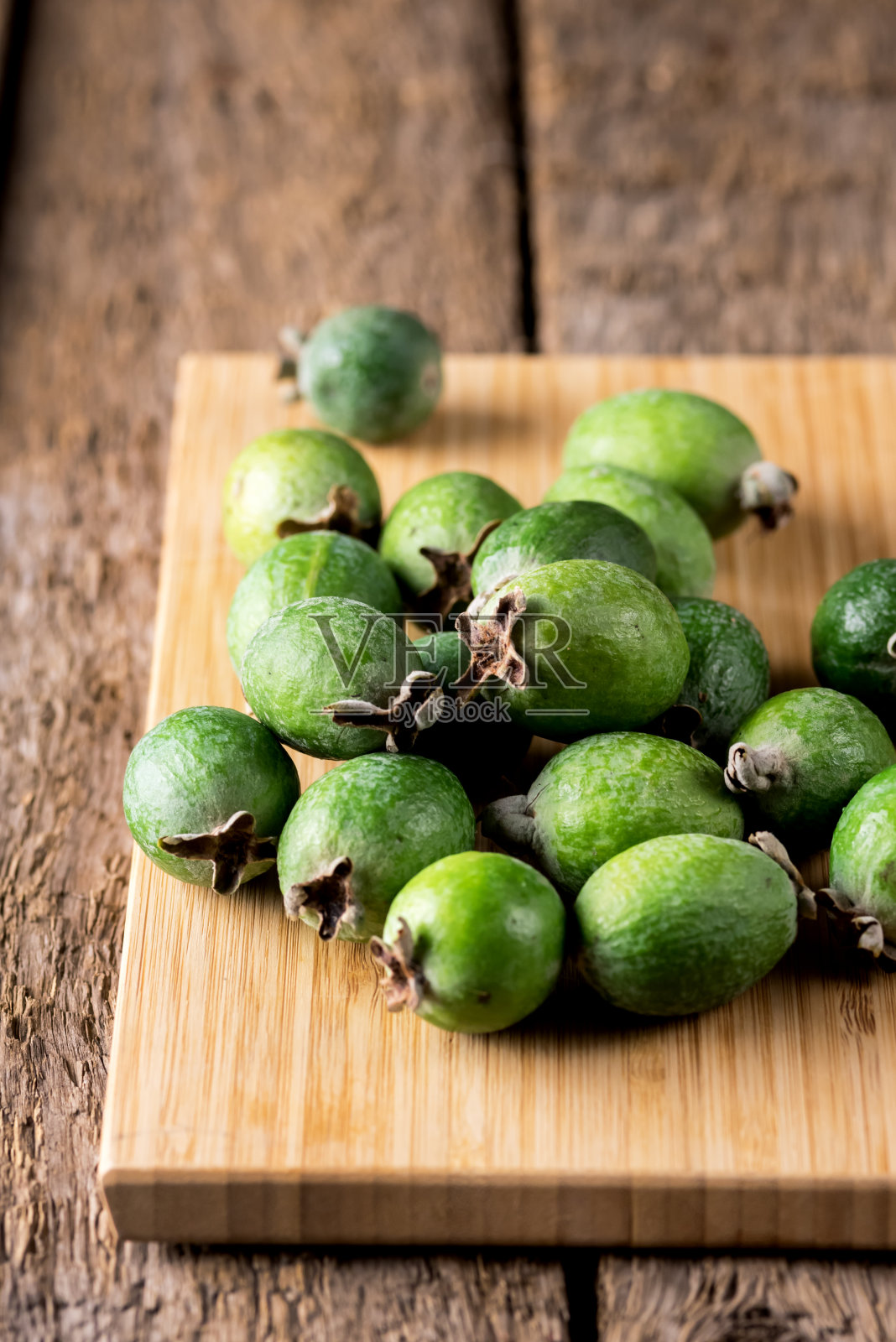 新鲜水果的Feijoa木切板木背景健康照片摄影图片