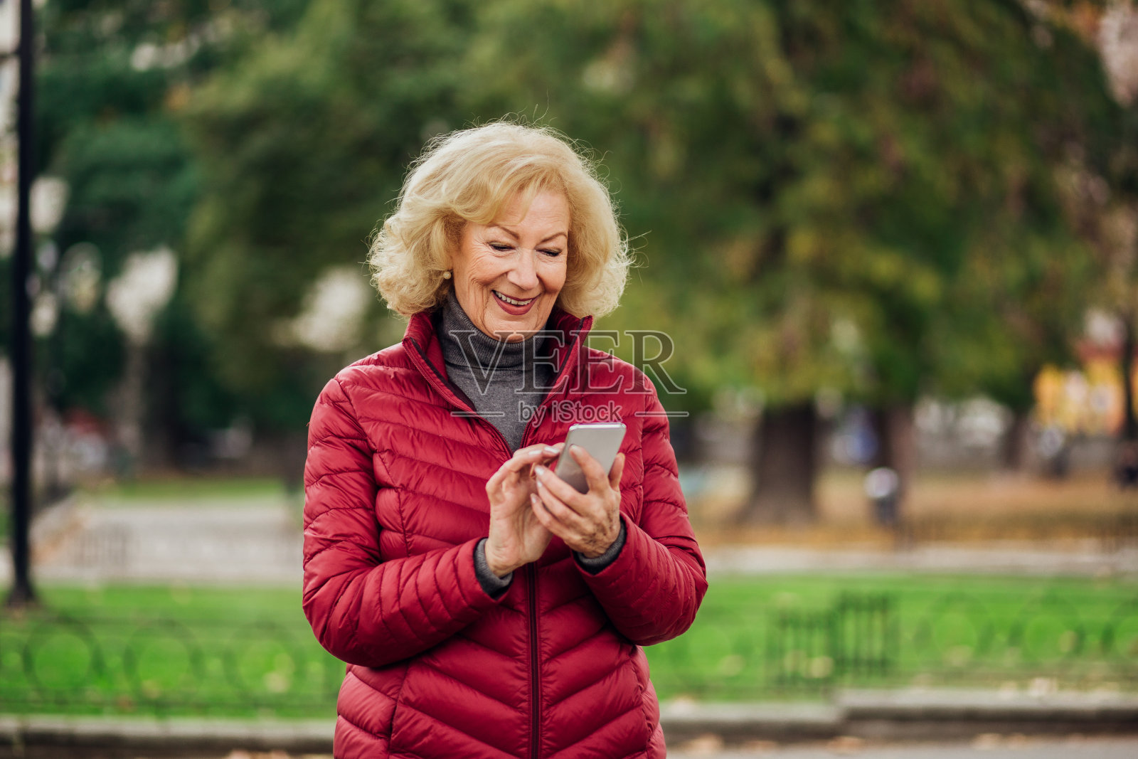 年长的女人上网照片摄影图片