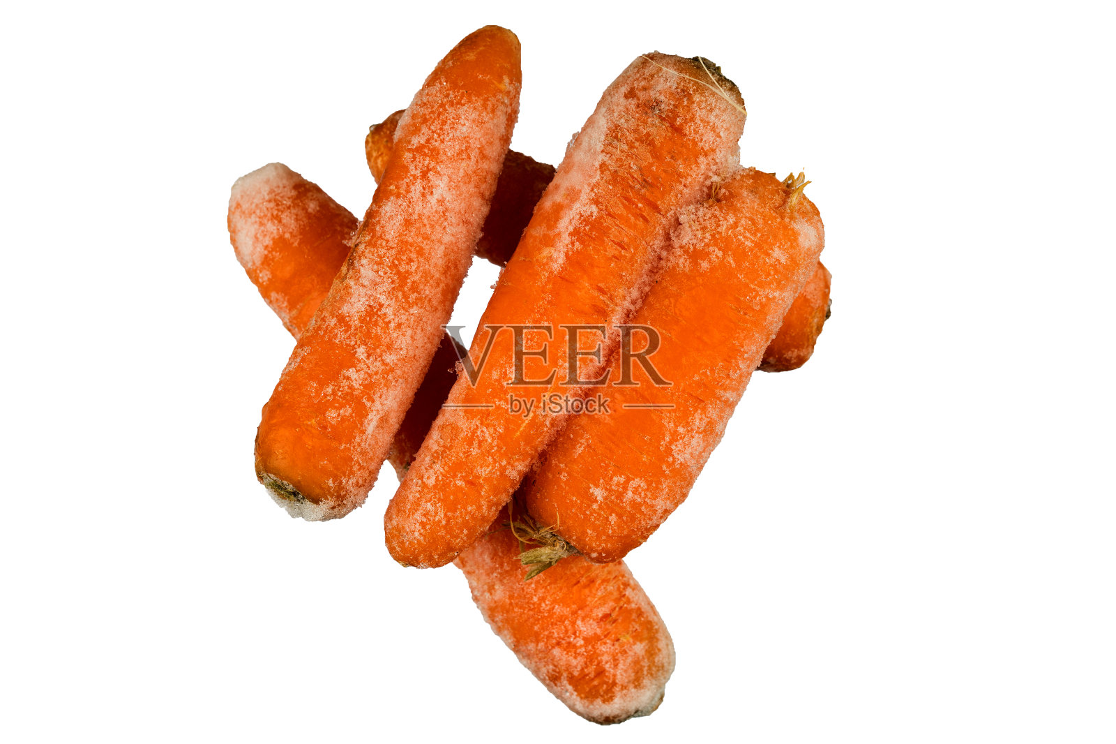 白色背景上孤立的橙色冷冻胡萝卜。照片摄影图片