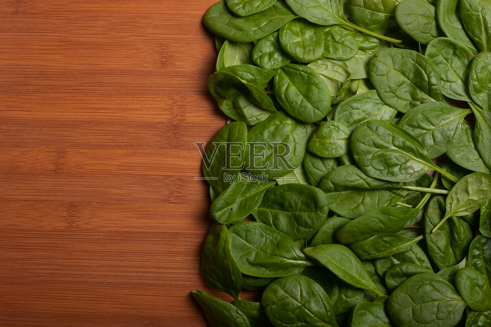 做沙拉用的新鲜蔬菜。菠菜。照片摄影图片