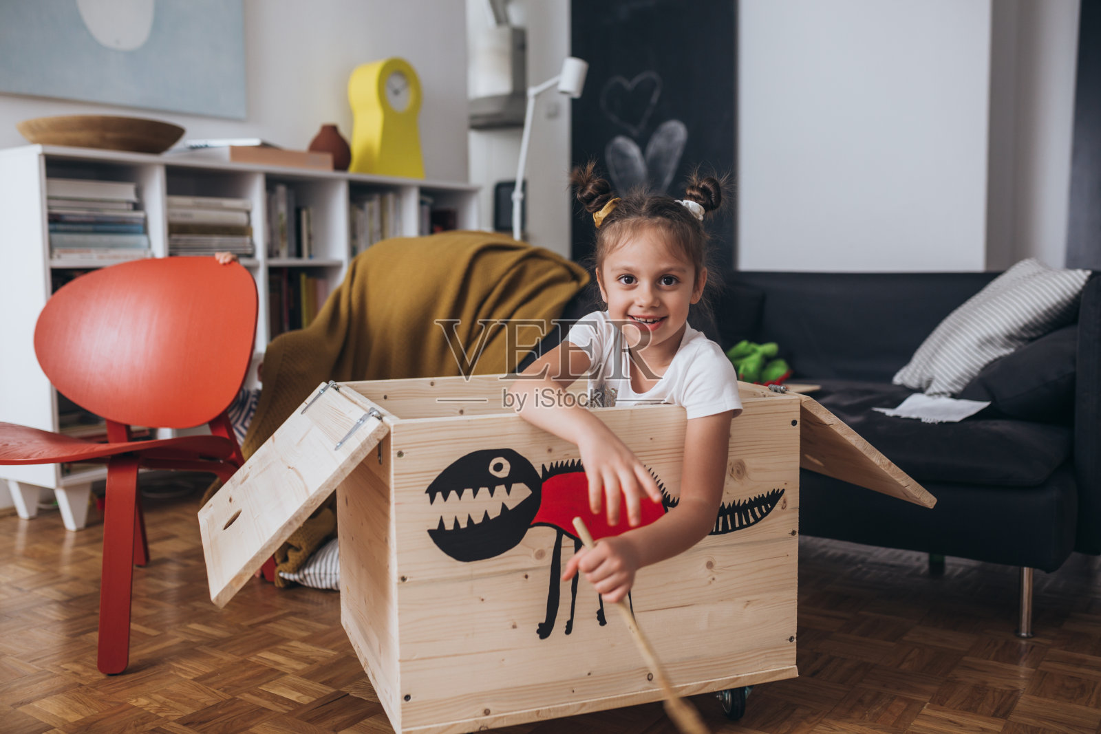 在家玩耍的儿童照片摄影图片