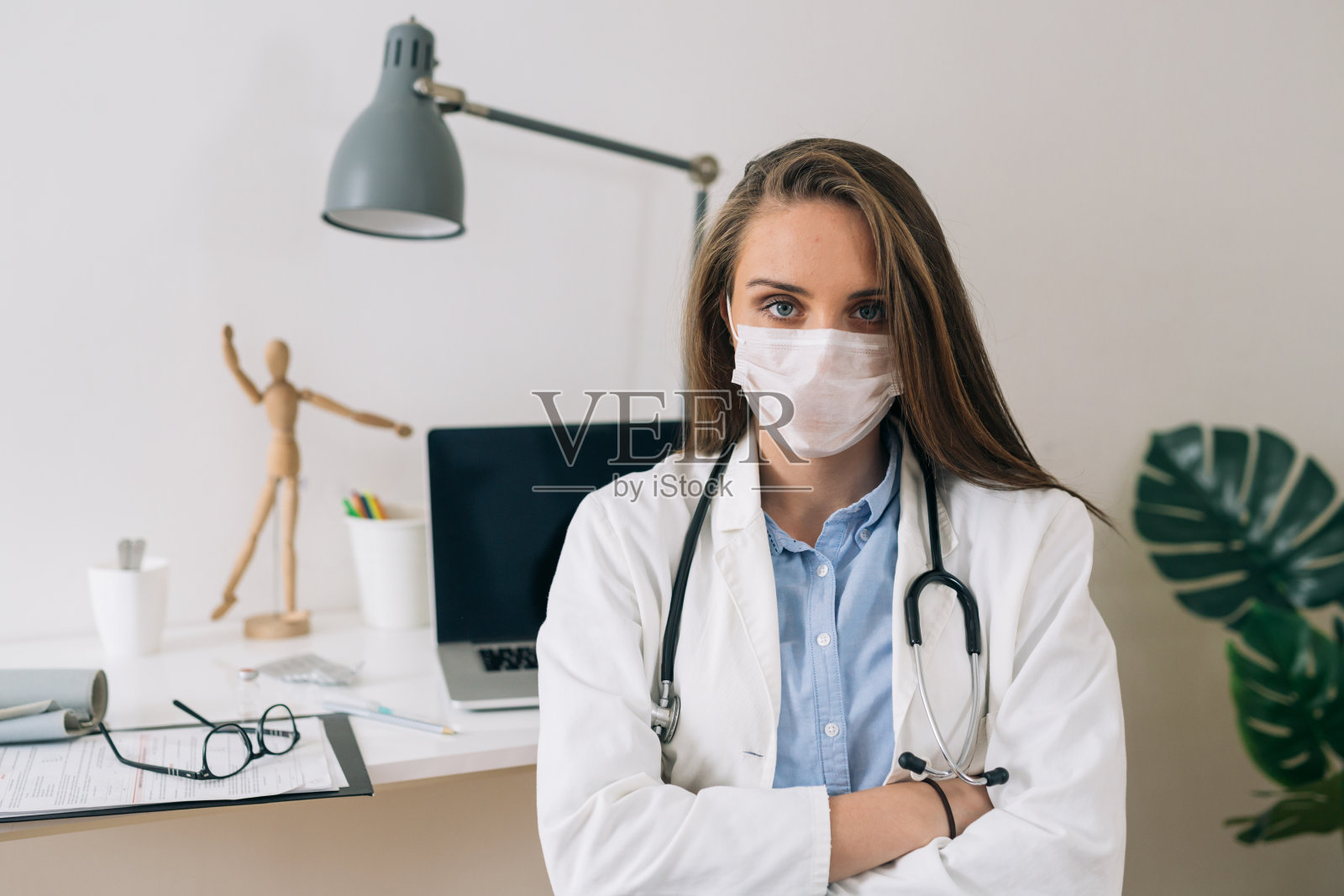 医生坐在他的办公室里照片摄影图片