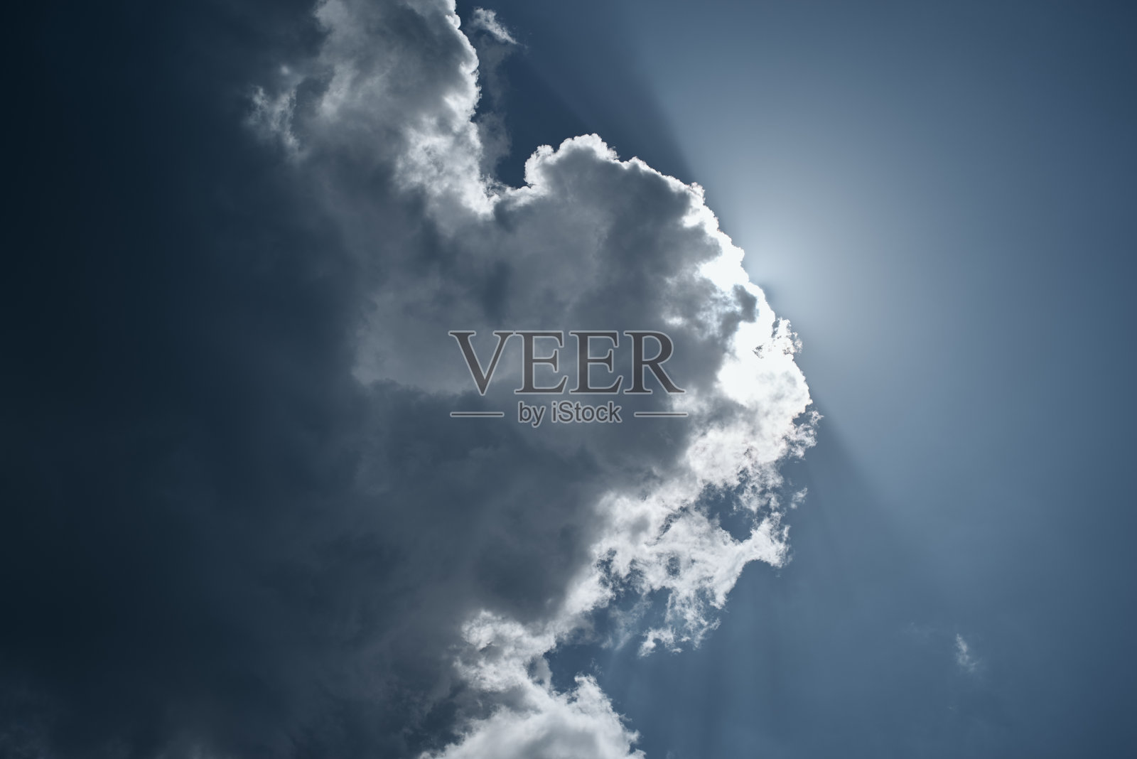 黑暗多云和晴朗的天空半满照片摄影图片