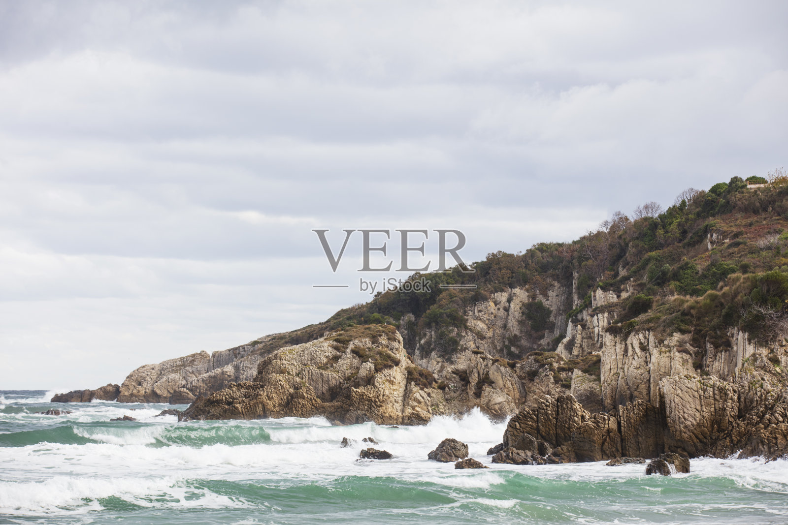 海滩上的岩石和海浪照片摄影图片