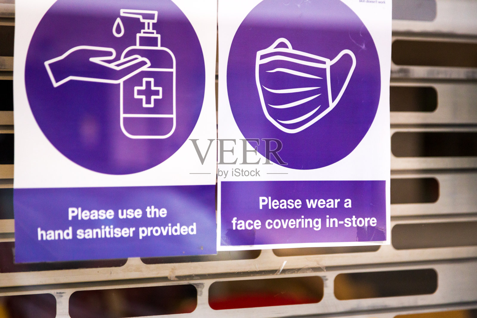 请戴上商店橱窗里的口罩标志照片摄影图片