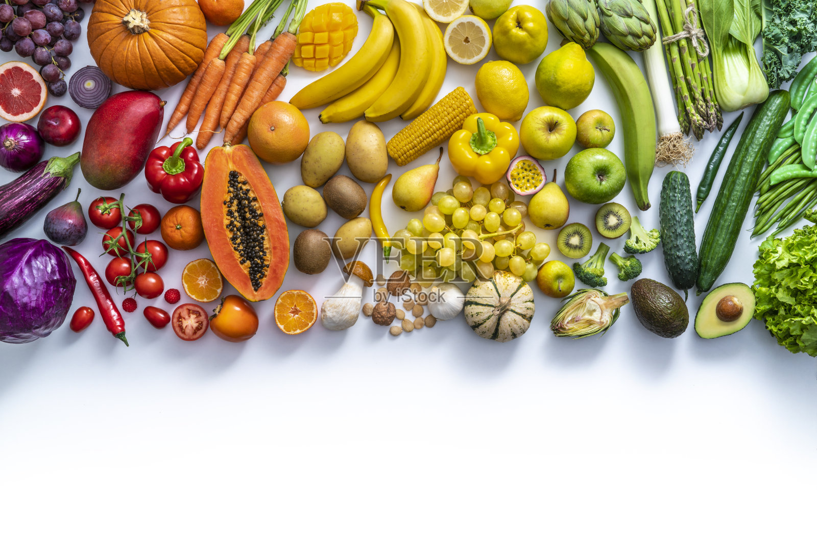 色彩丰富的蔬菜和水果素食在彩虹颜色孤立在白色照片摄影图片