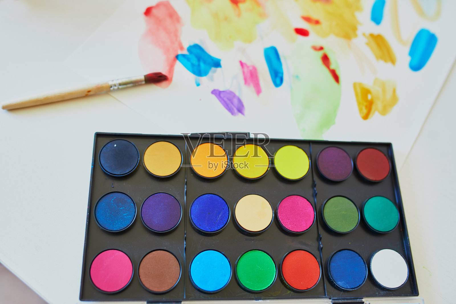 特写调色板与彩色水彩画颜料照片摄影图片