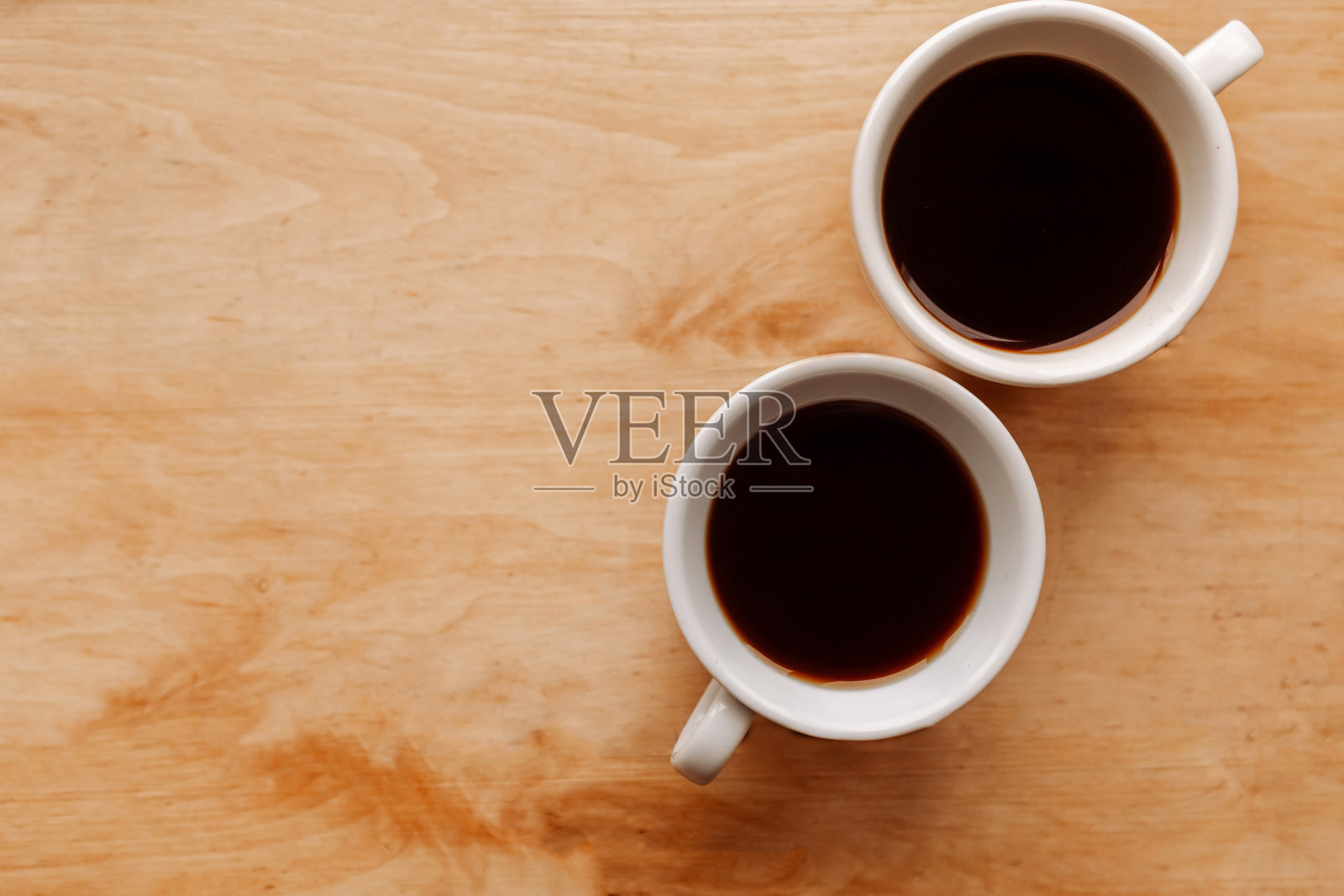 木制背景上的两个咖啡杯，俯视图，拷贝空间照片摄影图片