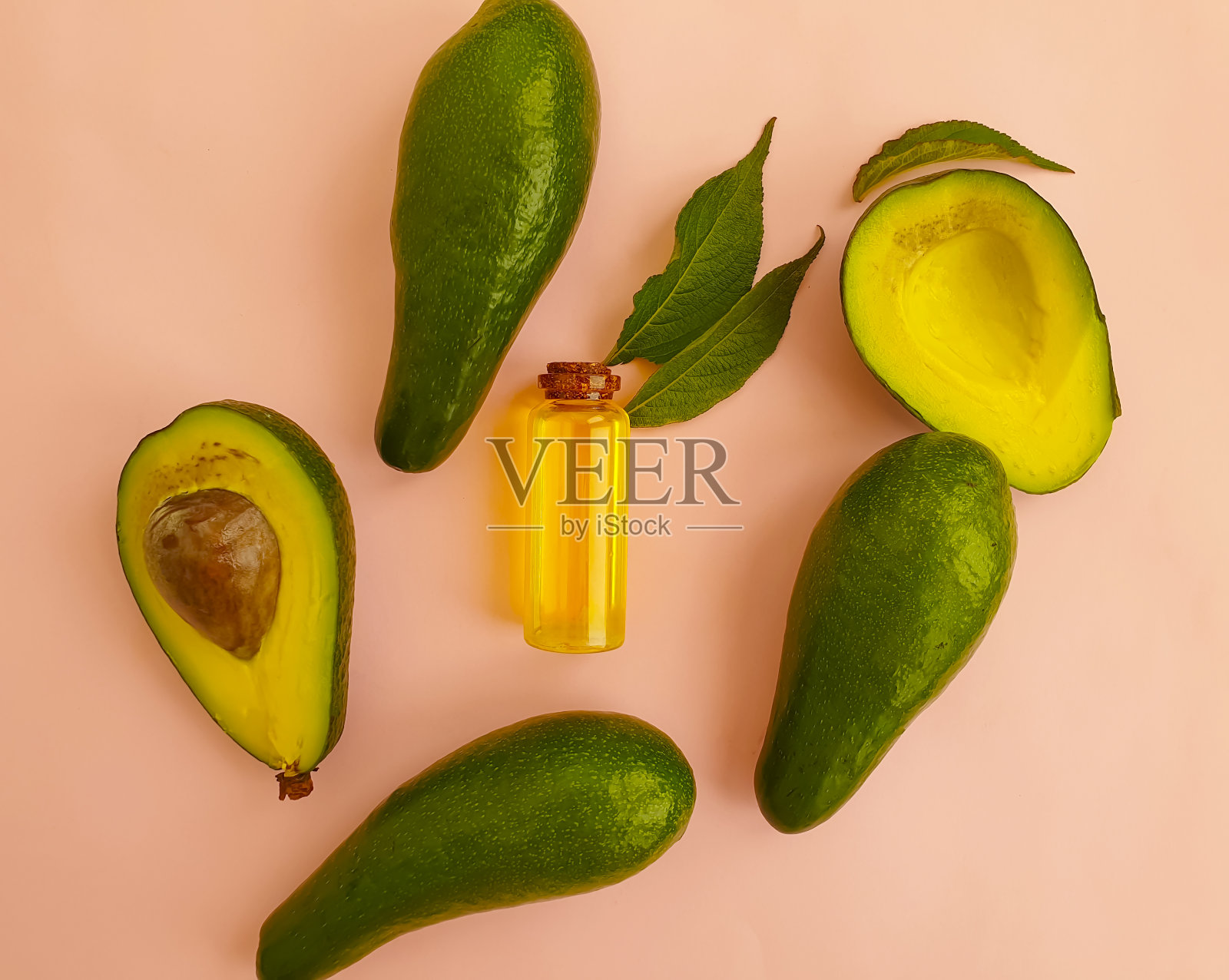 彩色背景上的新鲜鳄梨照片摄影图片