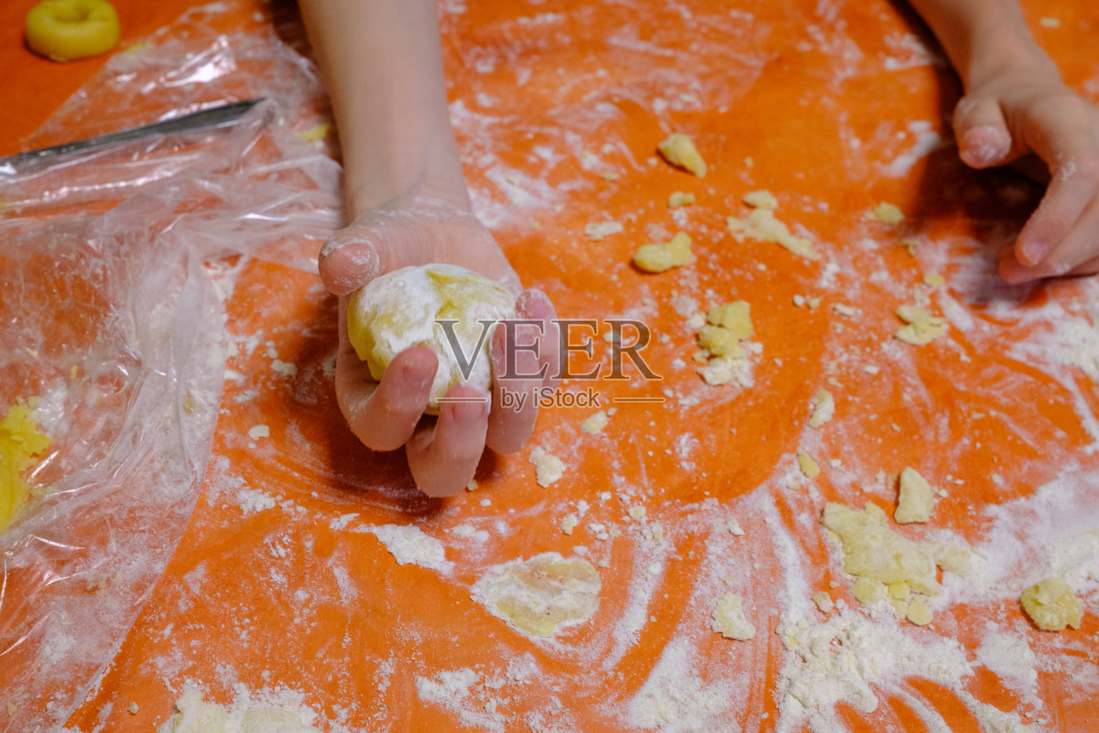 很少有孩子会用手在撒了面粉的基础上揉饼干面团照片摄影图片