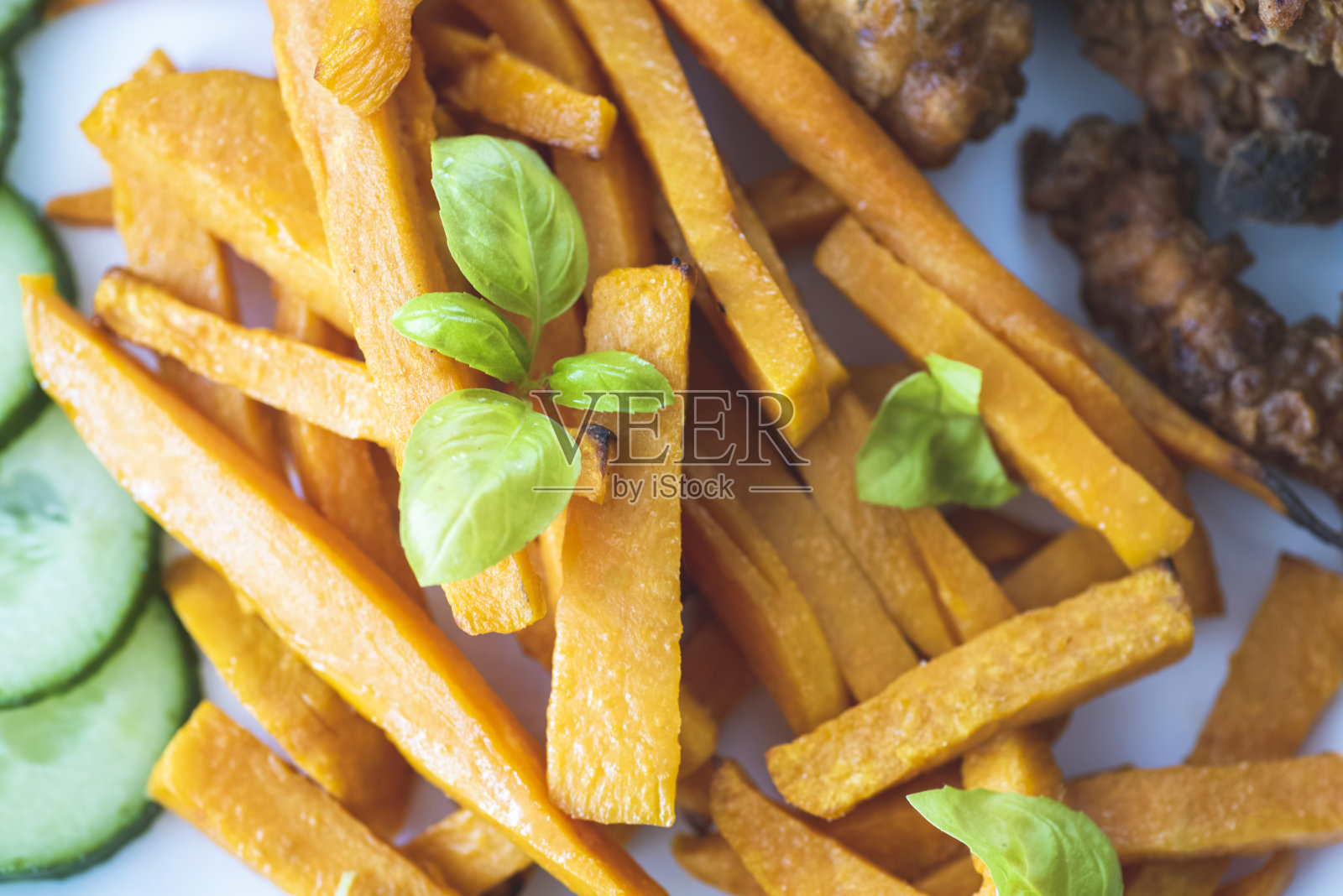 红薯薯条和鸡肉照片摄影图片