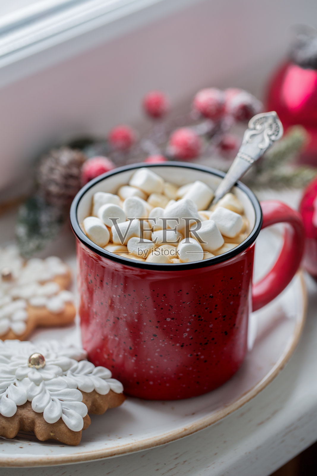 冬天窗户上放着一杯红咖啡和姜饼。照片摄影图片