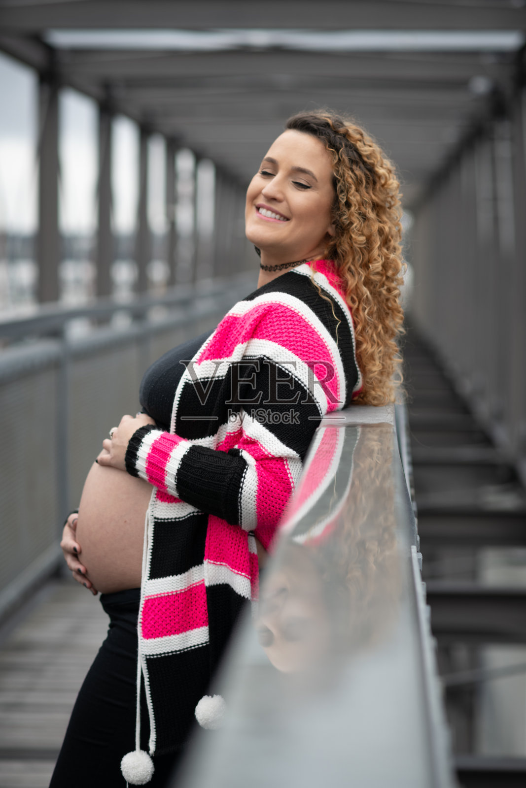 怀孕的女人。照片摄影图片