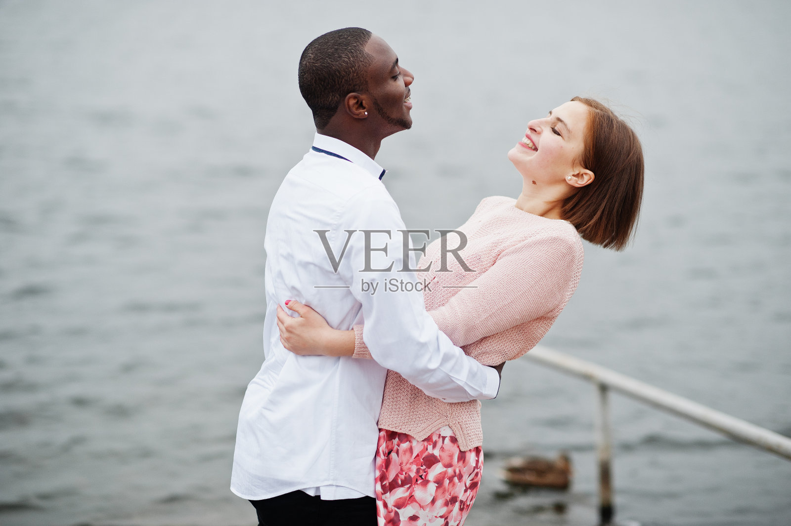 幸福的多民族情侣的爱情故事照片摄影图片