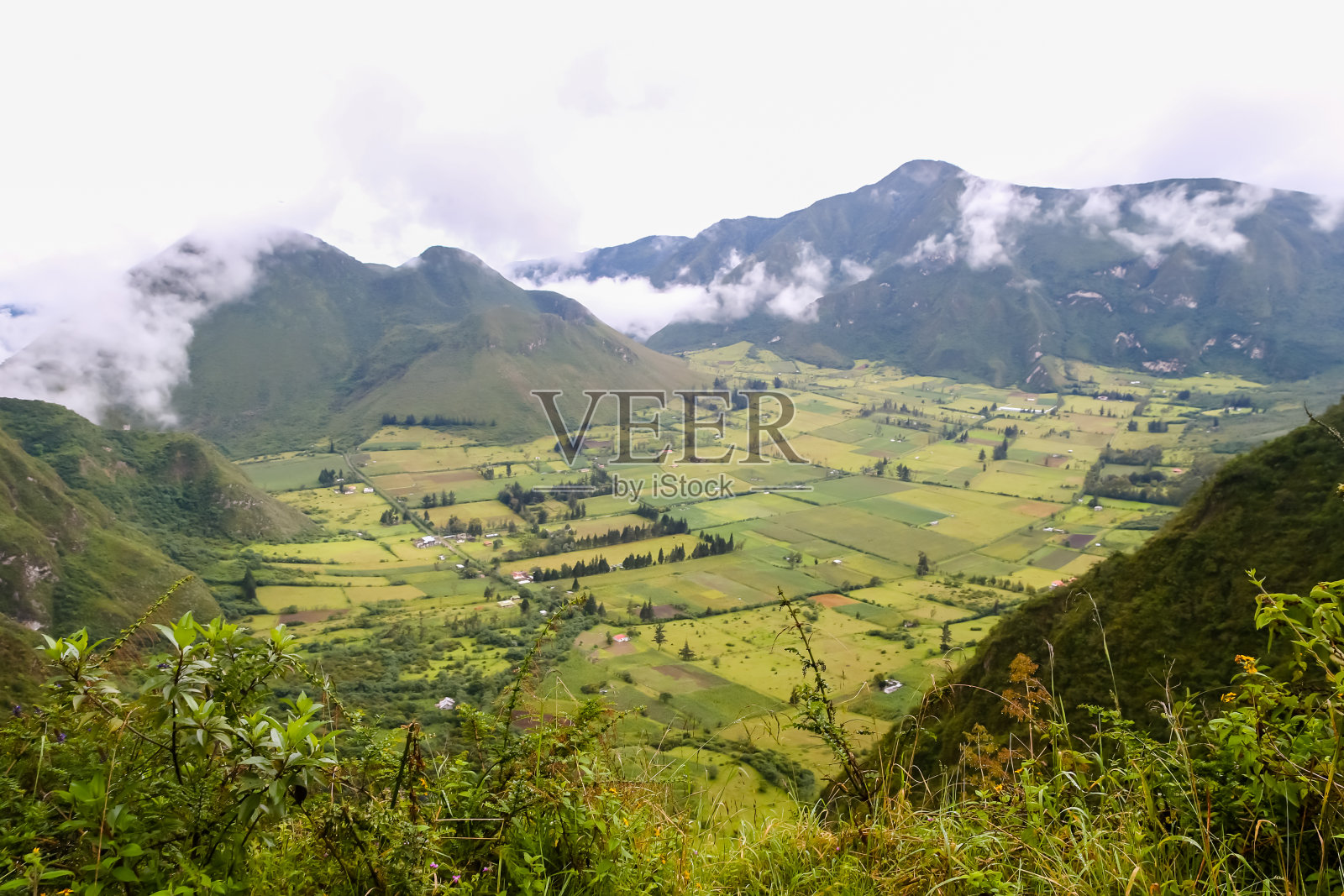 厄瓜多尔首都基多(Quito)外一座火山喷口村庄的航拍图照片摄影图片