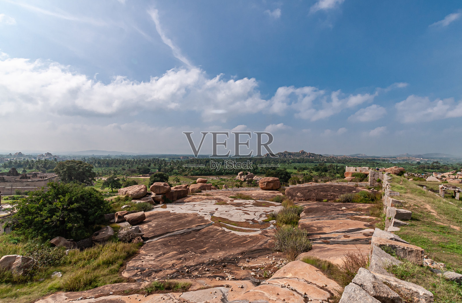 印度卡纳塔克邦汉比市哈马卡图日落山顶上的堡垒废墟和巨石。照片摄影图片